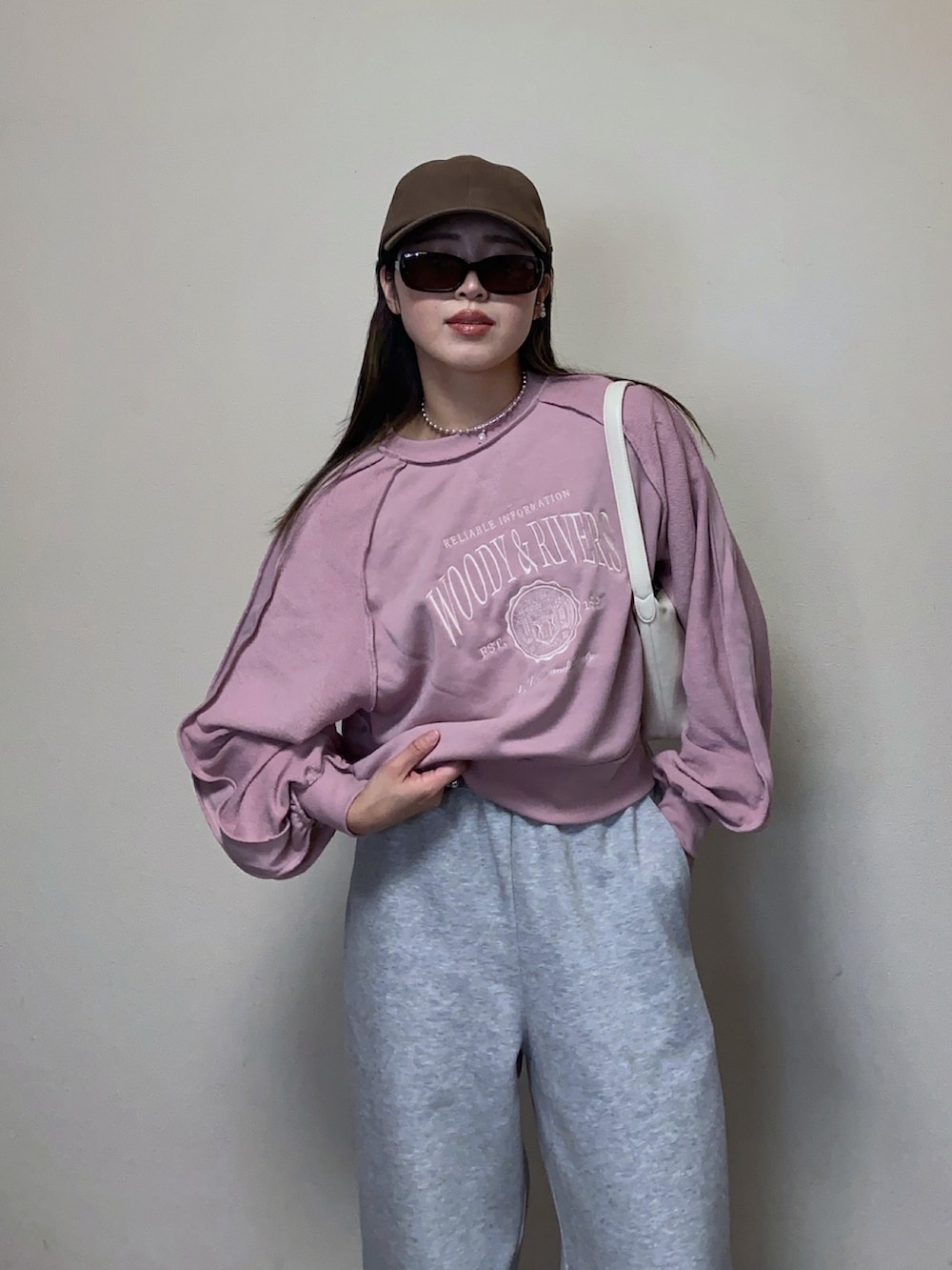 「春めき満開コーデ、春色、ピンク、スウェット、スウェットパンツ、休日スタイル、キャップ、プチプラ、春コーデ、ゆるコーデ、キャップ女子、スウェットワイドパンツ、メタリック、サングラス、大人カジュアル」｜「GeeRAのリメイク風刺しゅうロゴ裏毛スウェット（スウェット、ピンク系）」を使った、Miiさん（レディース・159cm）の春コーディネートの5枚目の写真