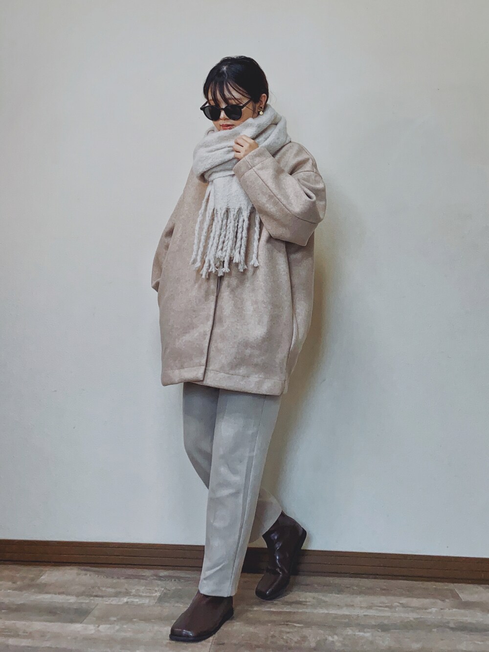 「ANGIE VINTAGE、ノーカラーコート、ミドル丈、ミドルコート、淡色コーデ、マフラーぐるぐる、あったかコーデ、スクエアトゥ、ショートブーツ、シンプルコーデ、プチプラ、オーバーサイズ、GU、起毛タックテーパードパンツ、テーパードパンツ」｜「ANGIEの【2022年新色追加】ノーカラーミドルコクーンコート（ノーカラーコート、ピンク系）」を使った、Miiさん（レディース・159cm）の冬コーディネートの2枚目の写真