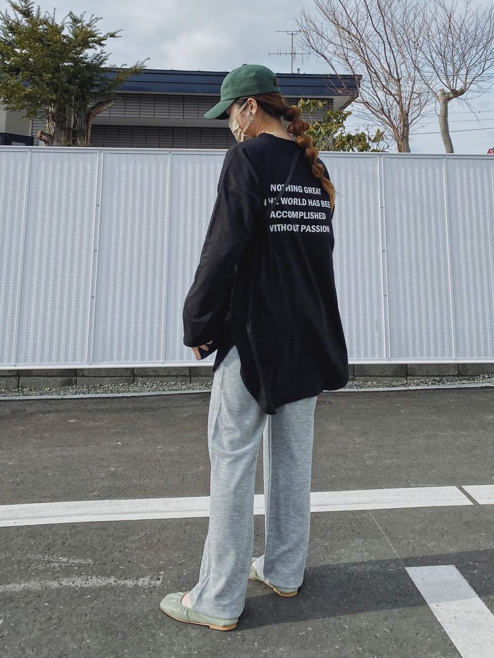 「休日スタイル、ゆるコーデ、カジュアルコーデ、スウェットパンツ、ロゴT、ロンT、reca、LHP、LHPWOMEN、courage、ラフォーレ原宿、プチプラ、キャップ、ラフ、グリーン」｜「recaのバッグロゴプリントロンT（Tシャツ/カットソー、ブラック系）」を使った、Miiさん（レディース・159cm）の春コーディネートの3枚目の写真