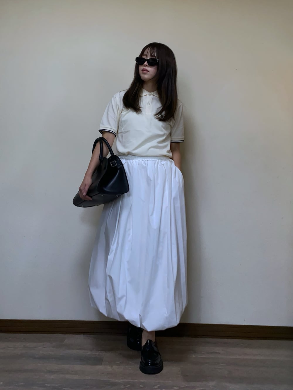 「最近のいい感じコーデ、大人かわいい、韓国ファッション、バルーンスカート、GU、ポロシャツ、ローファー、プチプラ、スポーツミックス、淡色コーデ、お出かけコーデ、休日スタイル、シンプルコーデ、サングラス、ボストンバッグ」｜「U.S. POLO ASSN.の∴WEGO/【25年春夏新作】別注U.S.POLO ASSN.ラインポロシャツ（ポロシャツ、ホワイト系）」を使った、Miiさん（レディース・159cm）の春コーディネートの3枚目の写真