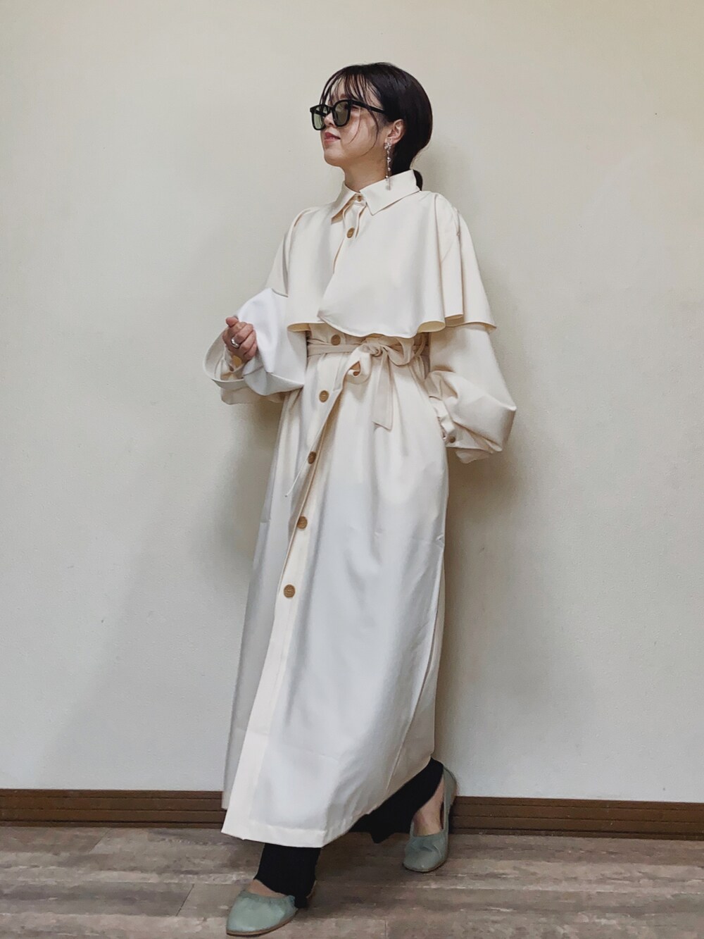 「オトナ女子、ロングコート、ケープ、ケープコート、春コーデ、バレエシューズ、シンプルコーデ、プチプラ、サングラス、カラーレンズ、ハンドバッグ、プリーツパンツ、春アウター、大人カジュアル、きれいめカジュアル」｜「Babのケープライクワンピースコート（ステンカラーコート、ホワイト系）」を使った、Miiさん（レディース・159cm）の春コーディネートの2枚目の写真