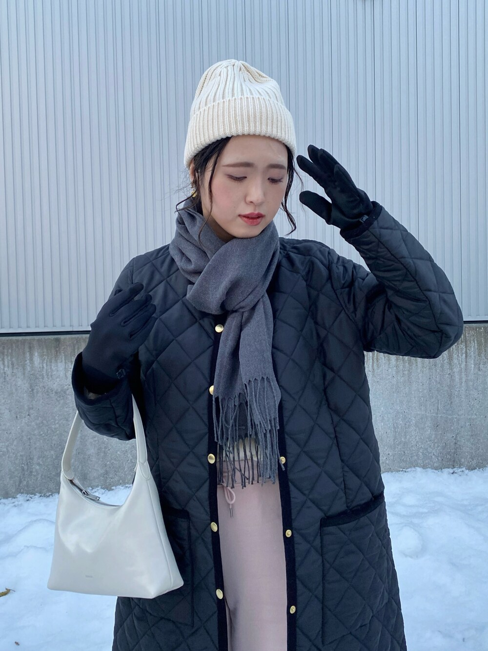 「新星WEARISTAにエントリー、今日のコスメと服、ビーニー、ニット帽、スウェット、スウェットパンツ、カーゴパンツ、ピンク、あったかコーデ、冬コーデ、マフラーぐるぐる、UNIQLO、プチプラ、マイベストコーデ2023、マフラー」｜「Traditional WeatherwearのARKLEY LONG（その他アウター、ブラック系）」を使った、Miiさん（レディース・159cm）の冬コーディネートの5枚目の写真