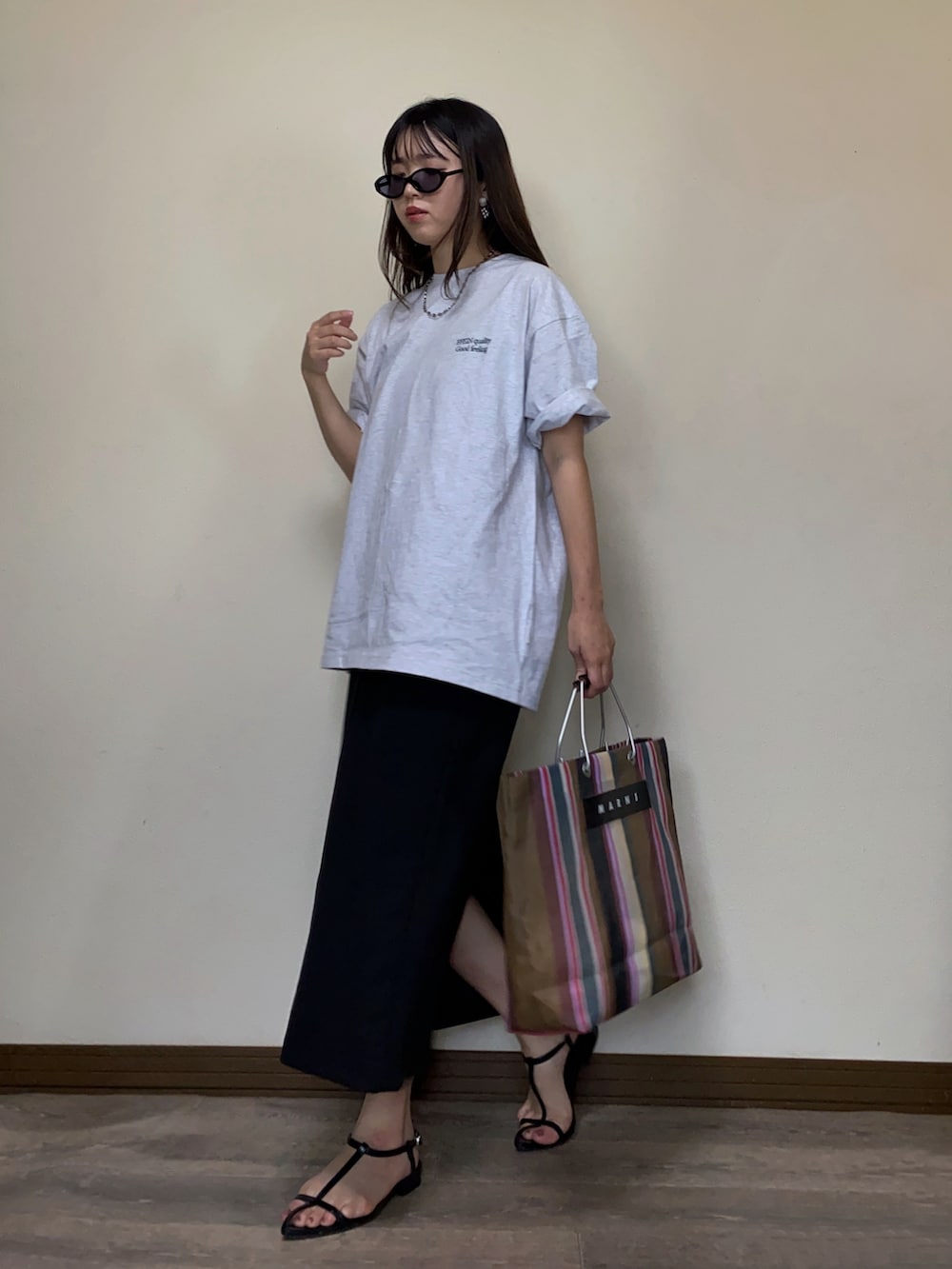 「プチプラ、Tシャツ、ロゴT、オーバーサイズ、カジュアル、トートバッグ、サングラス、サンダル、スカート、ロングスカート、夏コーデ、大人カジュアル、シンプル、ロールアップ、ママコーデ」｜「FFEINの【FFEIN(フェイン)】ワンポイントロゴ刺繍 TEE / ビックシルエット タックイン（Tシャツ/カットソー、グレー系）」を使った、Miiさん（レディース・159cm）の春コーディネートの3枚目の写真