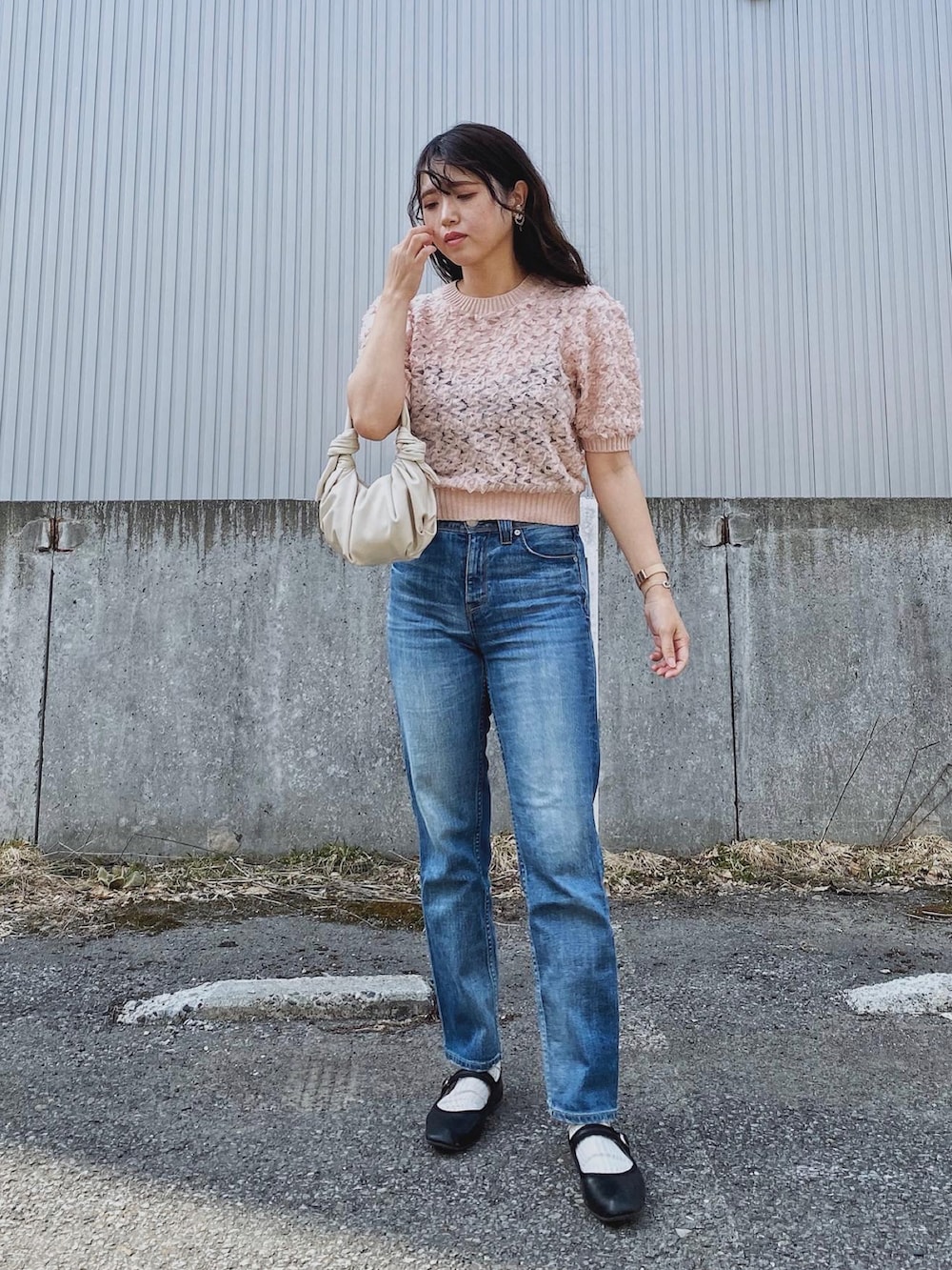 ピンク系のTシャツ/カットソー、ブルー系のデニムパンツ、ブラック系のバレエシューズを着用したレディースの春コーディネートの4枚目の写真