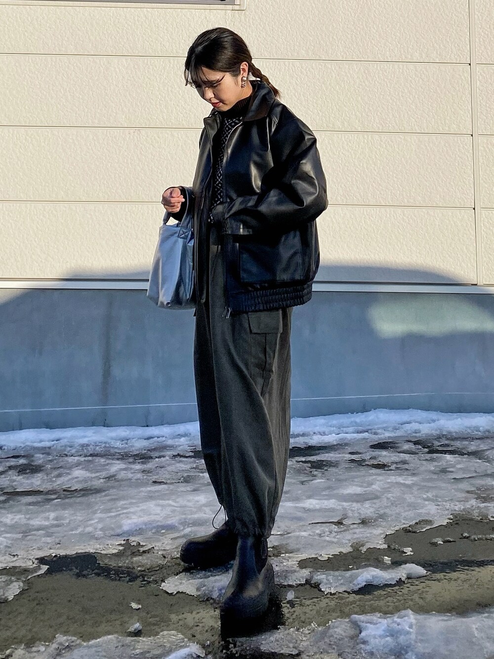 「新星WEARISTAにエントリー、今日のコスメと服、レザー、カーゴスカート、ミリタリー、レザージャケット、柄ニット、メタリック、お出かけコーデ、冬コーデ、マイベストコーデ2023、トートバッグ、ロングスカート、プチプラ、ブーツ」|「FFEINの【FFEIN】ビックシルエットフェイクレザーA-2ジャケット(ライダースジャケット、ブラック系)」を使った、Miiさん(レディース・159cm)の冬コーディネートの5枚目の写真