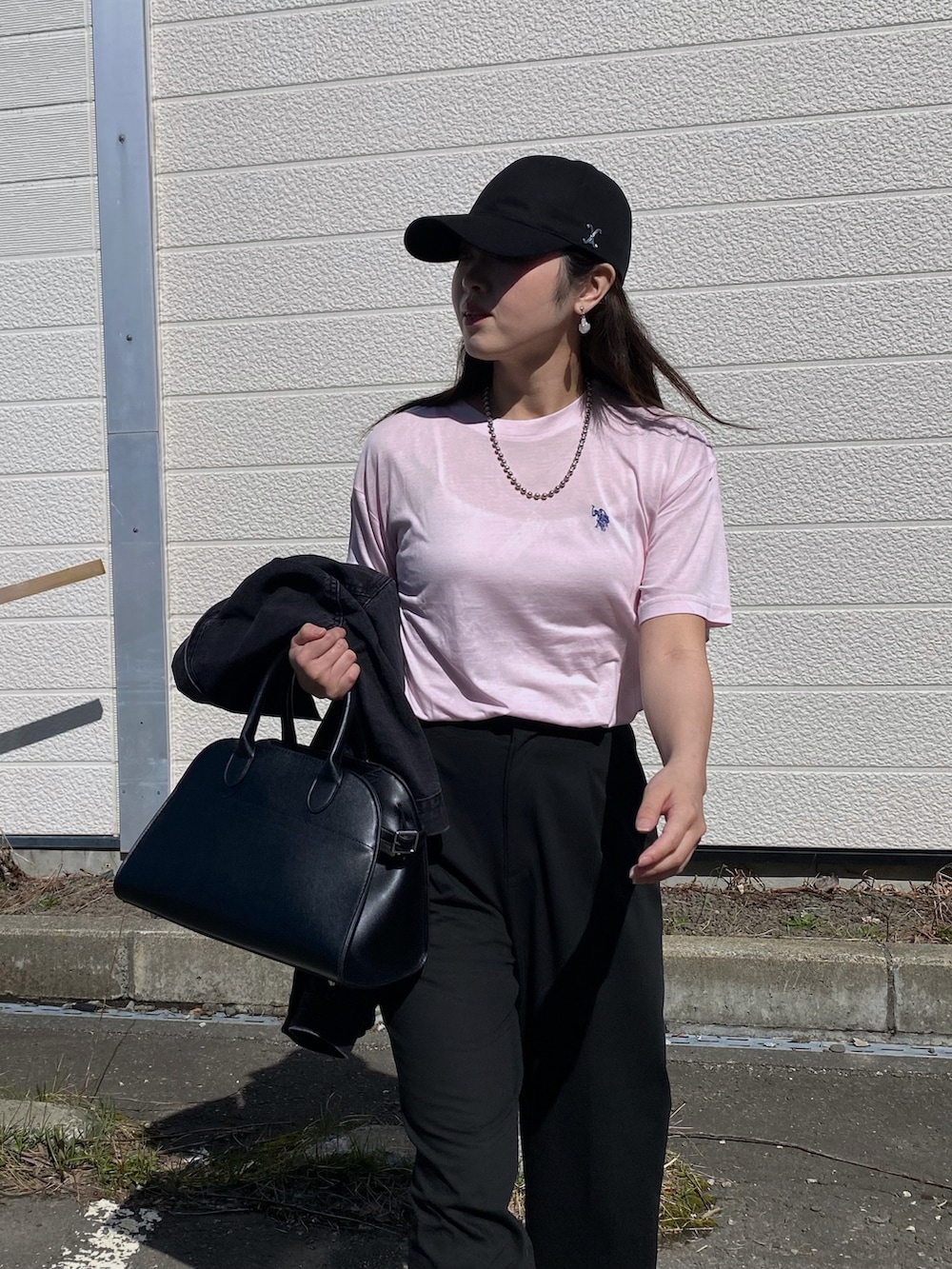 「大人カジュアル、シアートップス、ピンク、Tシャツ、ワイドパンツ、タックワイドパンツ、スニーカー、キャップ、お出かけコーデ、春夏コーデ、春カラー、ピンクコーデ、パステルカラー、スニーカーコーデ、ボストンバッグ」｜「U.S. POLO ASSN.のGeeRA別注【U.S. POLO ASSN.】スラブシアーTシャツ（Tシャツ/カットソー、ピンク系）」を使った、Miiさん（レディース・159cm）の春コーディネートの3枚目の写真
