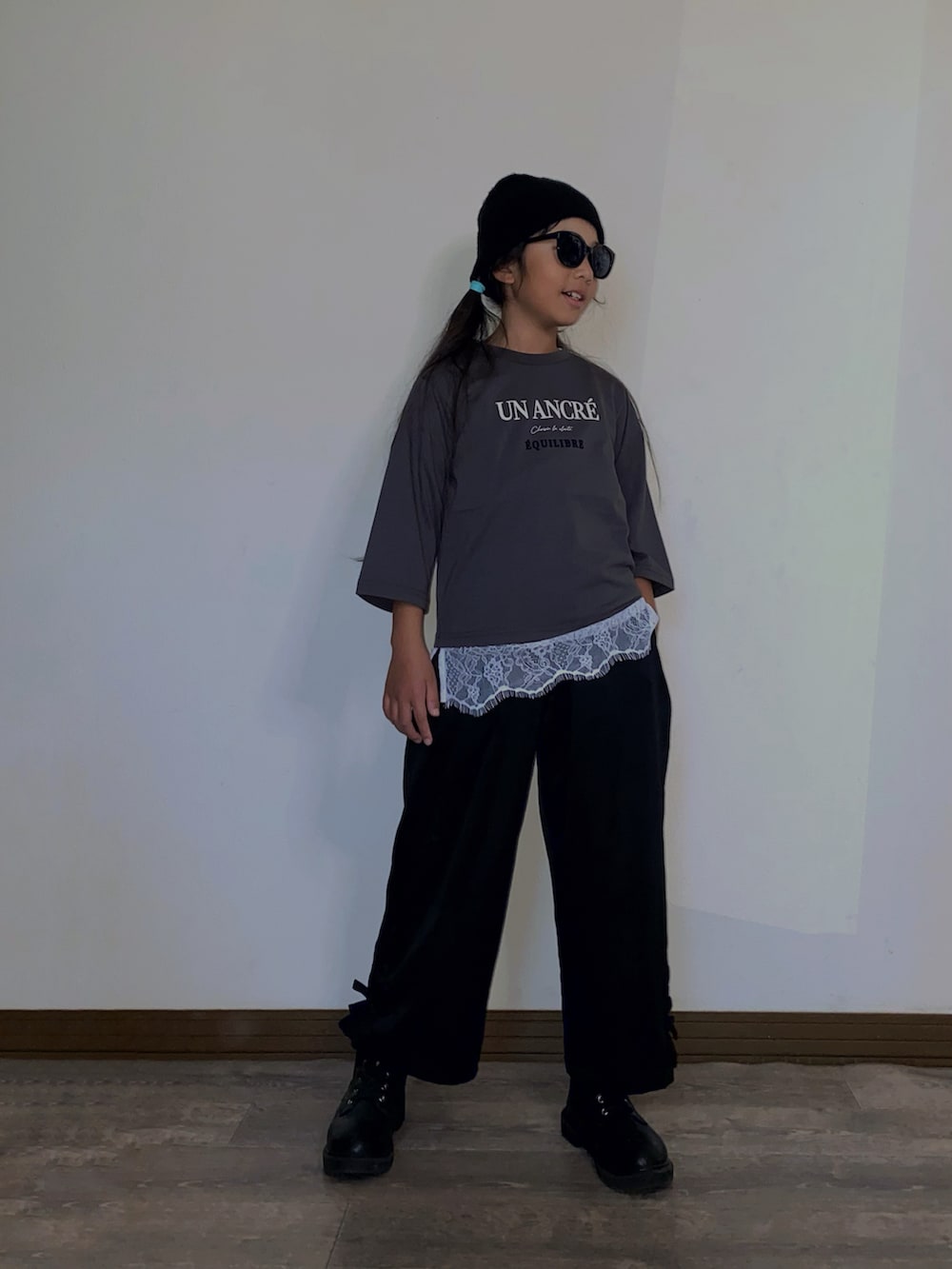 グレー系のTシャツ/カットソー、ブラック系のスリッポン、グレー系のTシャツ/カットソーを着用したレディースの秋コーディネートの4枚目の写真