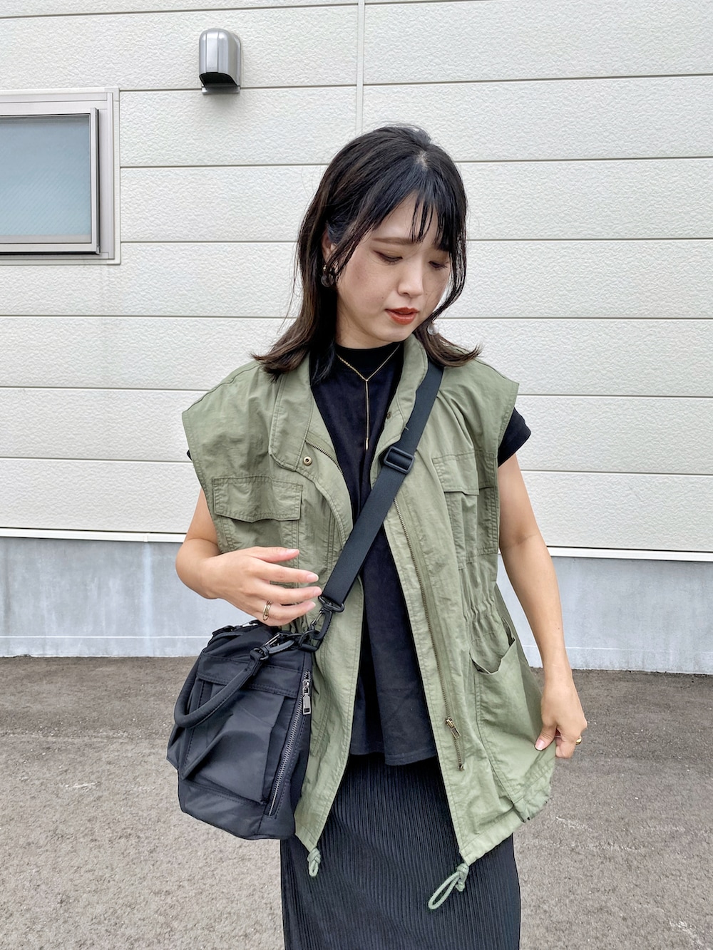 「今日のコスメと服、カーキ、秋服準備はじめました、ミリタリー、ナイロンバッグ、ミリタリーベスト、ミリタリーバッグ、ブラックコーデ、スニーカー、CLEA、レイヤードスタイル、ロングスカート、プチプラ、韓国ファッション、NIKE」｜「un+frameのミリタリー巾着2WAYショルダーバッグ（ショルダーバッグ、ブラック系）」を使った、Miiさん（レディース・159cm）の秋コーディネートの2枚目の写真