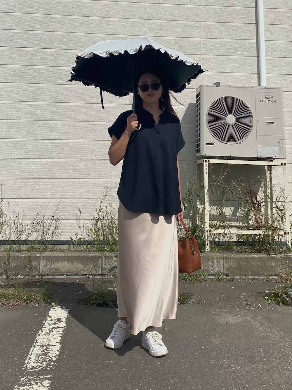 「アツいコーデ全部見せ、お出かけコーデ、日傘、waterfront、スカート、サテンスカート、スニーカー、スニーカーコーデ、大人女子、オトナ女子、きれいめカジュアル」｜「FOSSILのJessie Crossbody ZB11002200（ショルダーバッグ、ブラウン系）」を使った、Miiさん（レディース・159cm）の夏コーディネートの3枚目の写真