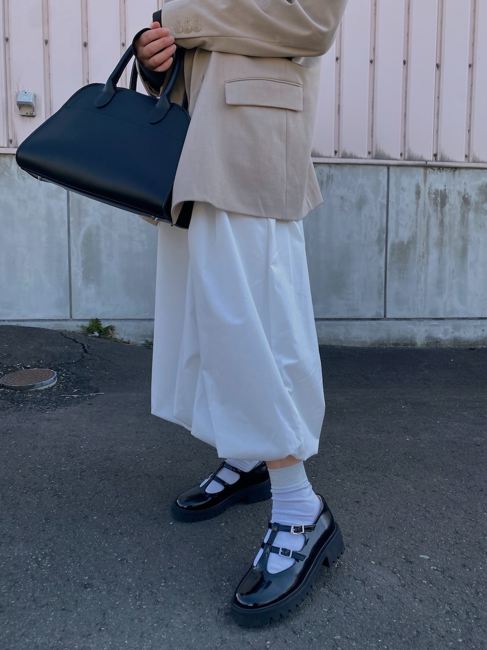 「春めき満開コーデ、オトナ女子、バルーンスカート、ロングスカート、厚底シューズ、メリージェーン、ジャケット、テーラードジャケット、ボストンバッグ、韓国ファッション、キレイめコーデ、ストラップシューズ、ラメソックス、大人ガーリー、春コーデ」｜「floristの2WAY ヴィーガンレザーサイドベルトボストンバッグ/ショルダーバッグ（ボストンバッグ、ブラック系）」を使った、Miiさん（レディース・159cm）の春コーディネートの4枚目の写真