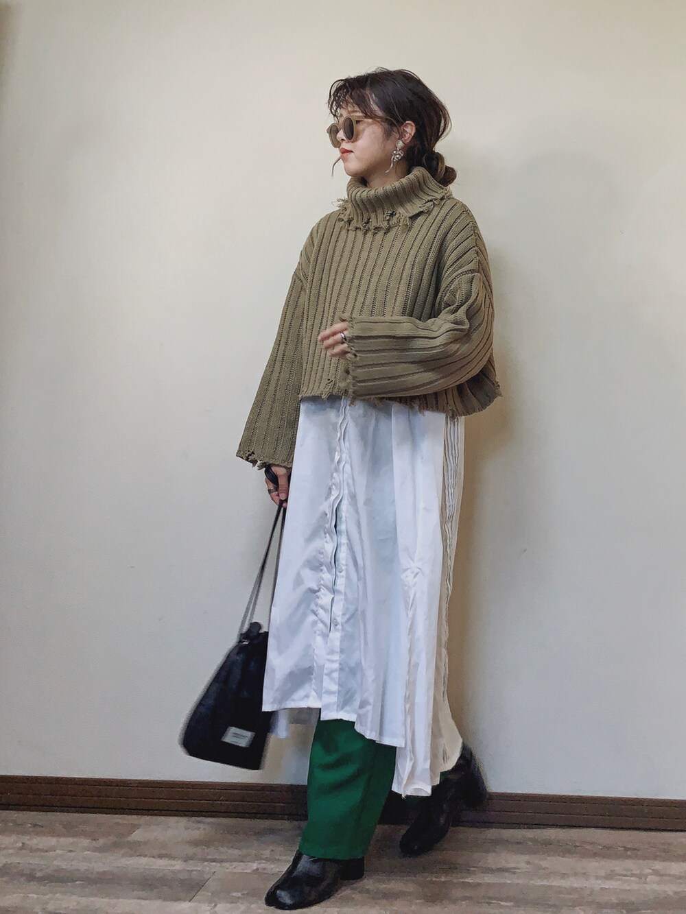 「ブーツ、グリーン、カラーパンツ、ゆるニット、レイヤードスタイル、タートルネック、大人カジュアル、シャツワンピ、タートルネックニット、ロングワンピース、ショート丈ニット、ショート丈トップス、グリーンパンツ、ダメージニット、BONbazaar」|「BONbazaarの【ZOZO限定】ショート丈ダメージBIGニット(ニット/セーター、グリーン系)」を使った、Miiさん(レディース・159cm)の秋コーディネートの3枚目の写真