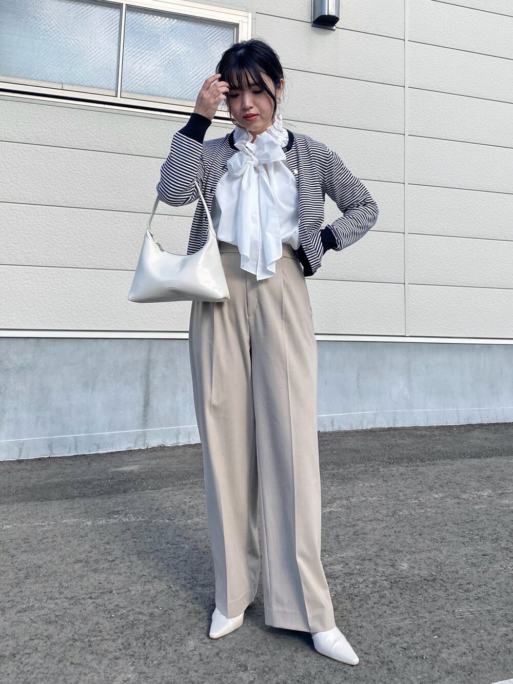「春のNewスタイル、カーディガン、ボーダー、ボウタイブラウス、ブラウス、ワイドパンツ、タックワイドパンツ、きれいめカジュアル、オフィスカジュアル、春コーデ、春アウター、プチプラ、大人カジュアル、キレイめ、お出かけコーデ」|「OPAQUE.CLIPのUV クルーネックニットカーディガン【洗濯機洗い可】(カーディガン/ボレロ、ホワイト系)」を使った、Miiさん(レディース・159cm)の春コーディネートの3枚目の写真