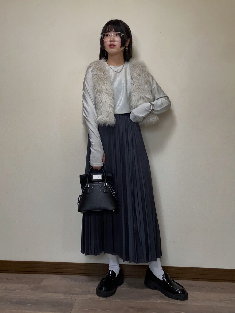 「秋っぽコーデ更新中、メガネ女子、プリーツスカート、ファー、ファーベスト、ベスト、ロングスカート、ローファー、厚底シューズ、OPAQUE.CLIP、オペークドットクリップ、PR、Fossil、FOSSILSTYLE、レイヤードスタイル」｜「OPAQUE.CLIPの《5color/S-LLsize》フェイクスウェードイージープリーツスカート【洗濯機洗い可】（スカート、グレー系）」を使った、Miiさん（レディース・159cm）の秋コーディネートの2枚目の写真