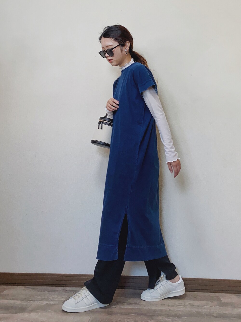 「春コーデ、deuxamour、COTORICA.、コトリカ、トレンチコート、ブルー、レイヤードスタイル、シアートップス、ワンピース、ロングワンピース、白スニーカー、スニーカー、プチプラ、オーバーサイズ、ワンピーススタイル」｜「COTORICAのオーバーサイズトレンチ【スプリングコート】（トレンチコート、ベージュ系）」を使った、Miiさん（レディース・159cm）の春コーディネートの3枚目の写真