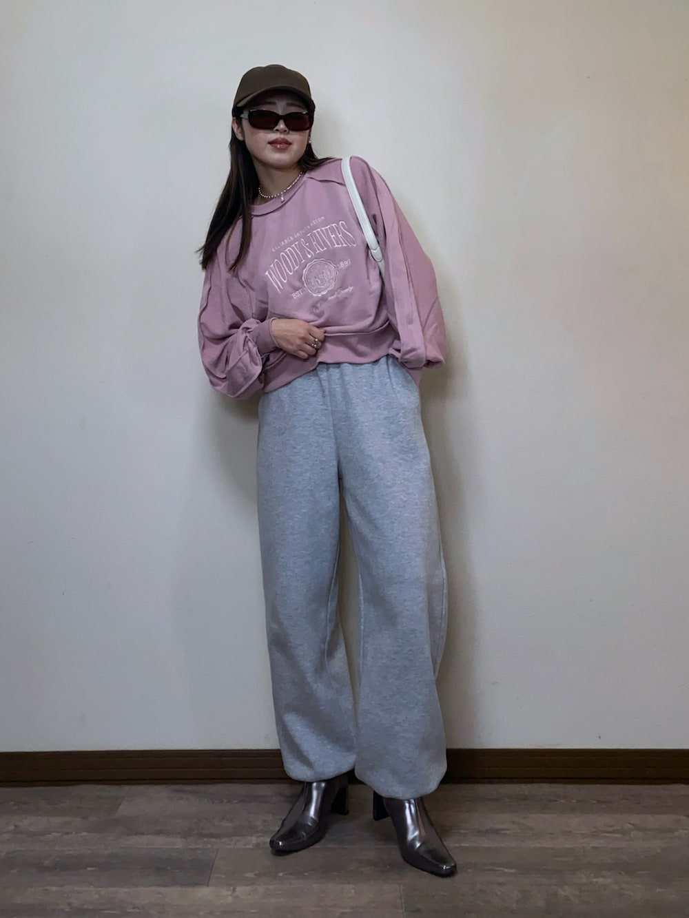 「春めき満開コーデ、春色、ピンク、スウェット、スウェットパンツ、休日スタイル、キャップ、プチプラ、春コーデ、ゆるコーデ、キャップ女子、スウェットワイドパンツ、メタリック、サングラス、大人カジュアル」｜「GeeRAのリメイク風刺しゅうロゴ裏毛スウェット（スウェット、ピンク系）」を使った、Miiさん（レディース・159cm）の春コーディネートの2枚目の写真
