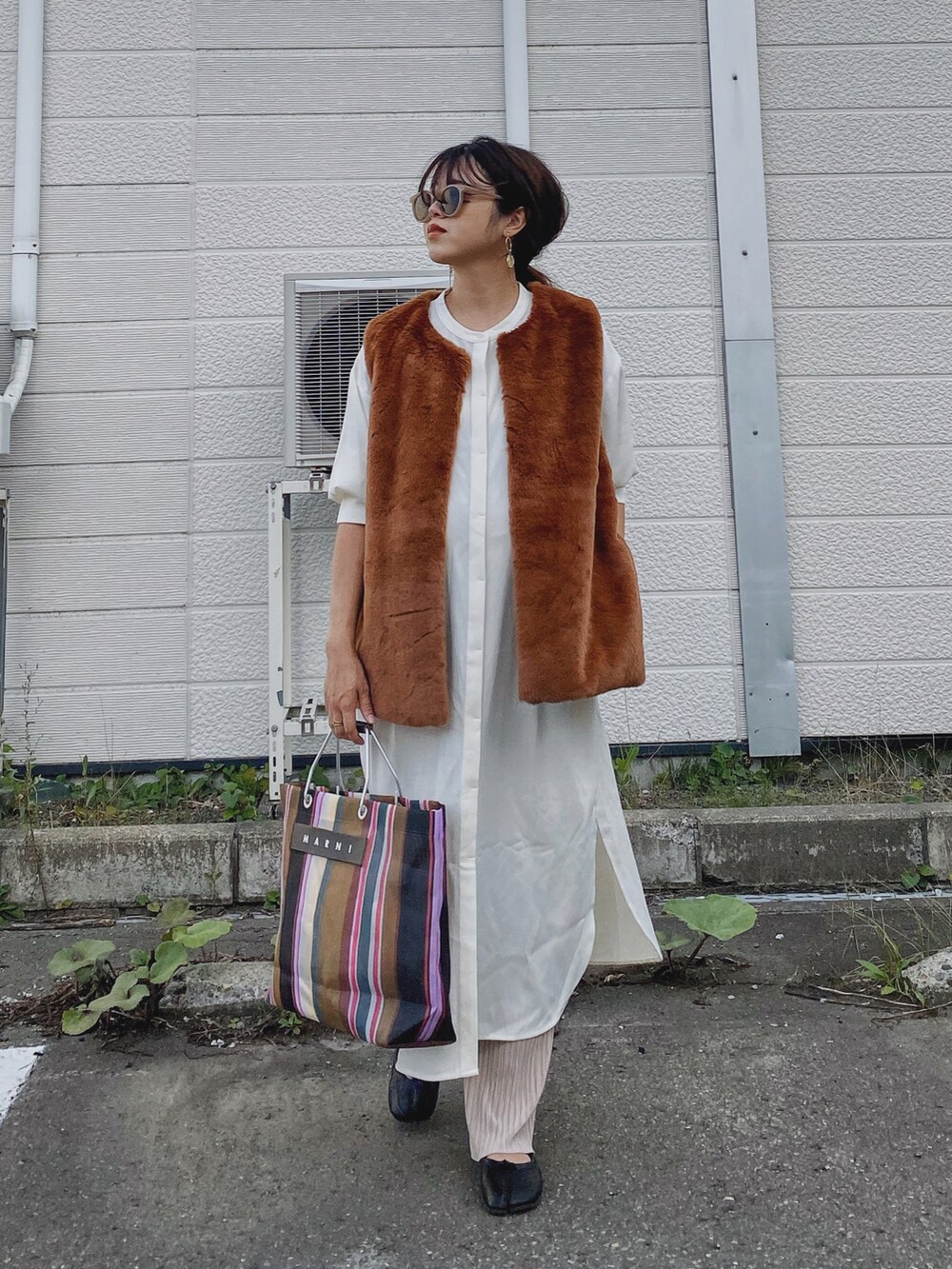 「初秋コーデ、秋コーデ、レイヤードスタイル、ベスト、ファーベスト、シャツワンピ、プリーツパンツ、ロングワンピース、MARNI、バレエシューズ、ブラウン、しまむら、プチプラ、マタニティコーデ、トートバッグ」｜「MARNI MARKETのストライプバッグ（トートバッグ、ブラウン系）」を使った、Miiさん（レディース・159cm）の秋コーディネートの3枚目の写真