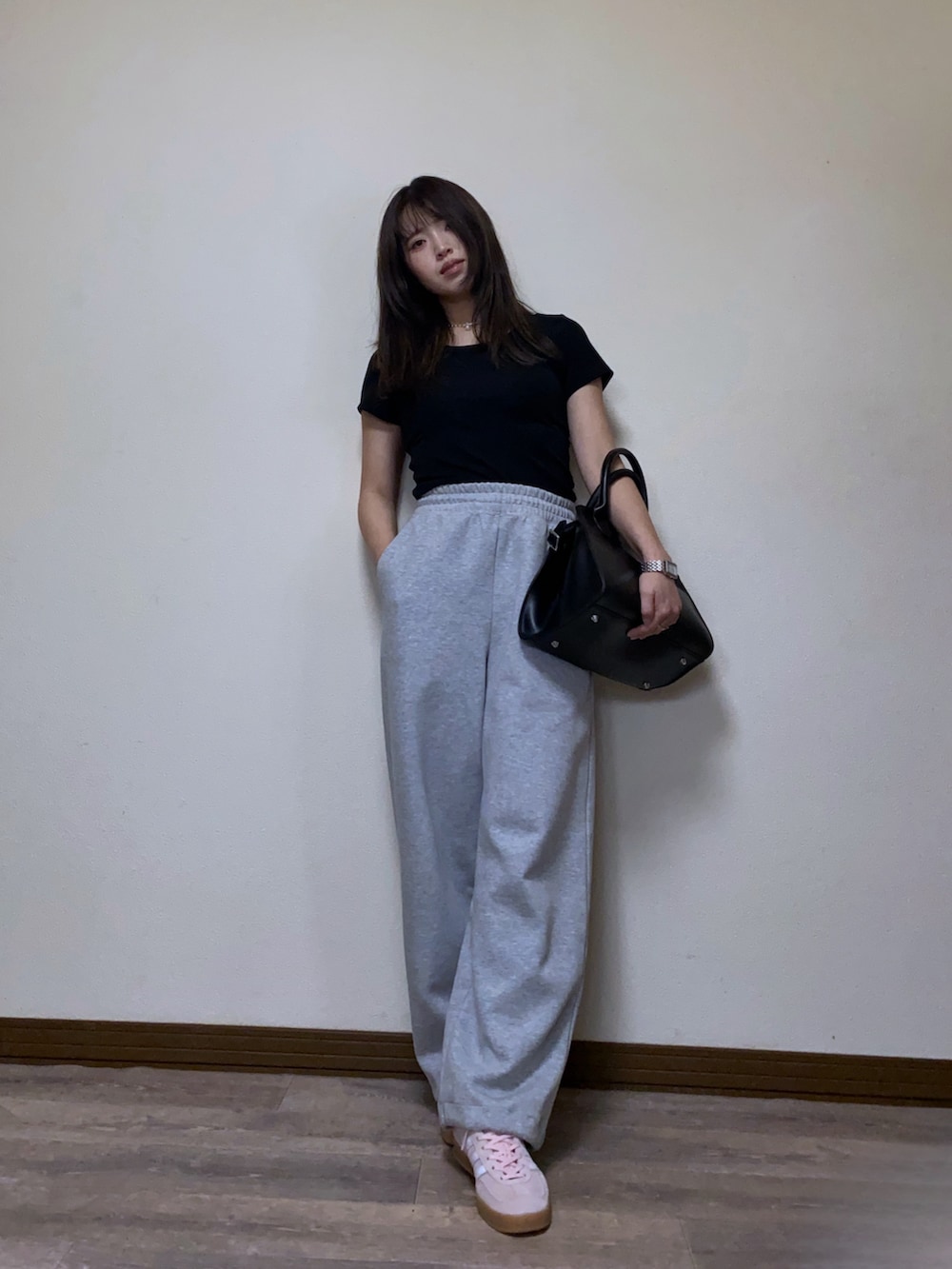 「春めき満開コーデ、春色、スニーカー、ピンク、デニム、デニムジャケット、スウェットパンツ、ボストンバッグ、ラフ、カジュアルコーデ、スウェット、カップ付きインナー、Tシャツ、プチプラ、春アウター」｜「Levi'sのLevi's/リーバイス 飯豊まりえ別注 SHRUNKEN 90S トラッカージャケット IM ブラック（デニムジャケット、ブラック系）」を使った、Miiさん（レディース・159cm）の春コーディネートの2枚目の写真