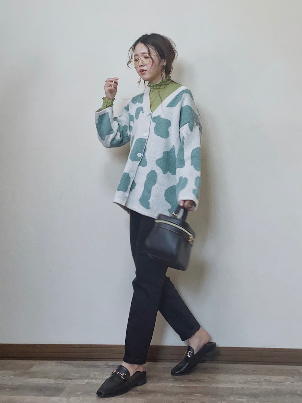 「春服みてみて、LHP、LHPWOMEN、LEE、leejapan、カーディガン、レイヤードスタイル、シアートップス、グリーン、ローファー、メガネ女子、courage、ラフォーレ原宿、春コーデ、パステル映える春」｜「L.H.Pのcourage/クラージュ/総柄オーバーサイズシルエットニットカーディガン（カーディガン/ボレロ、グリーン系）」を使った、Miiさん（レディース・159cm）の春コーディネートの3枚目の写真
