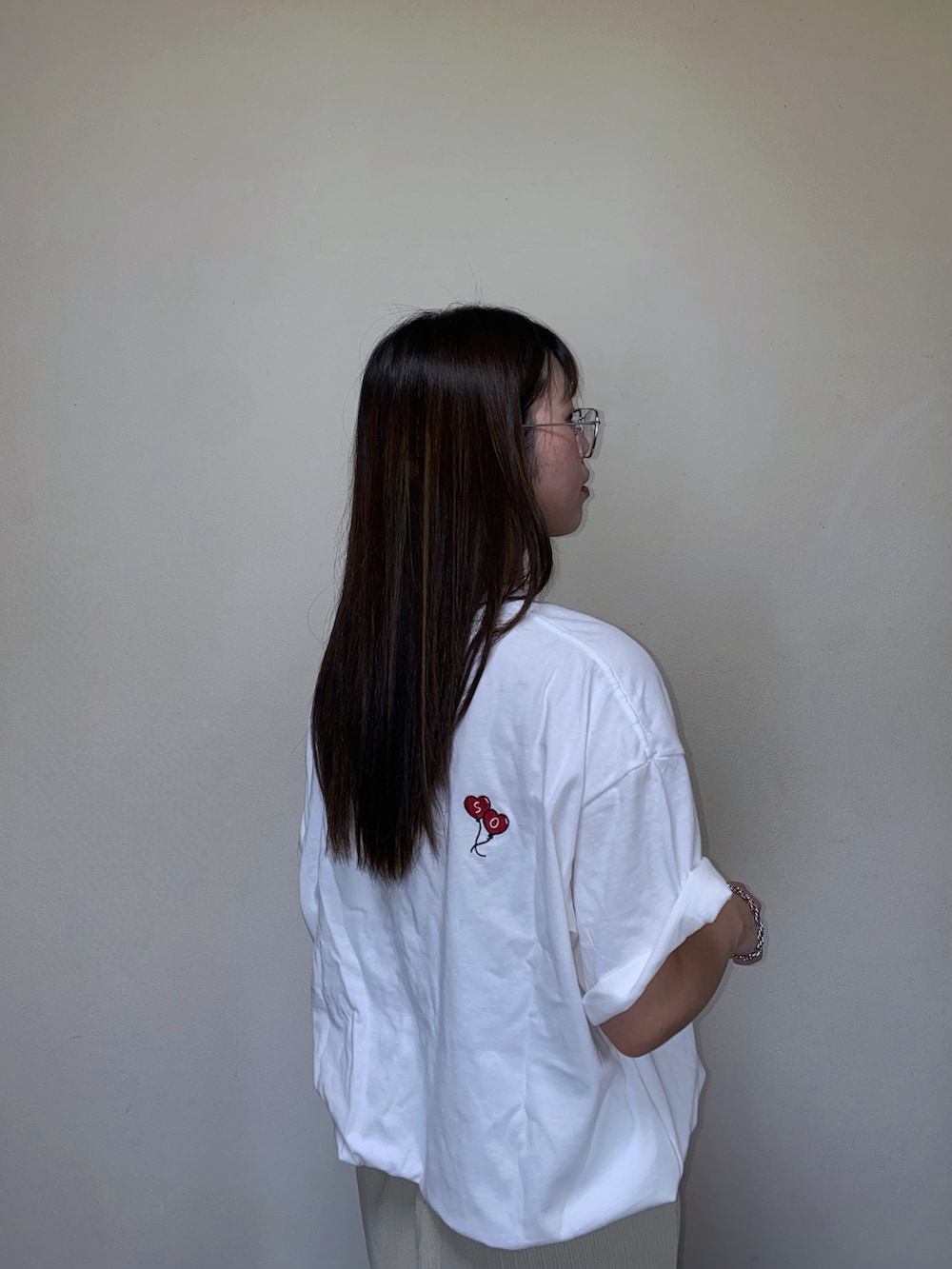「夏コーデ、白Tシャツ、オーバーサイズ、ビッグシルエット、Tシャツ、ロングスカート、サンダル、メガネ女子、STARTING OVER、プチプラ、淡色コーデ、大人カジュアル、シンプルコーデ、ゆるコーデ、30代ファッション」｜「Starting Overの【Starting Over/スターティングオーバー】ONE POINT LOGO EMBROIDERY DRAW CODE T-SHIRT/ワンポイント ロゴ刺繍 ドローコード デザイン 半袖 Tシャツ　ピグメントTシャツ（Tシャツ/カットソー、ホワイト系）」を使った、Miiさん（レディース・159cm）の夏コーディネートの3枚目の写真