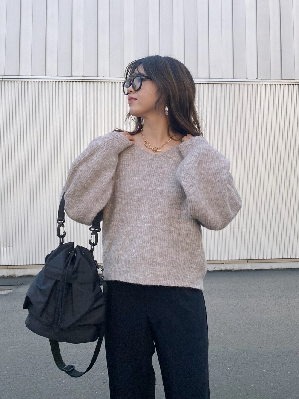 「新星WEARISTAにエントリー、休日スタイル、ラフコーデ、ニット、ゆるニット、スニーカー、白スニーカー、メガネ女子、シンプルコーデ、プチプラ、マイベストコーデ2023、カジュアルコーデ、ボリューム袖、スリットパンツ、ショルダーバッグ」|「BAYFLOWのヘアリーニットプルオーバー(ニット/セーター、ブラウン系)」を使った、Miiさん(レディース・159cm)の冬コーディネートの3枚目の写真