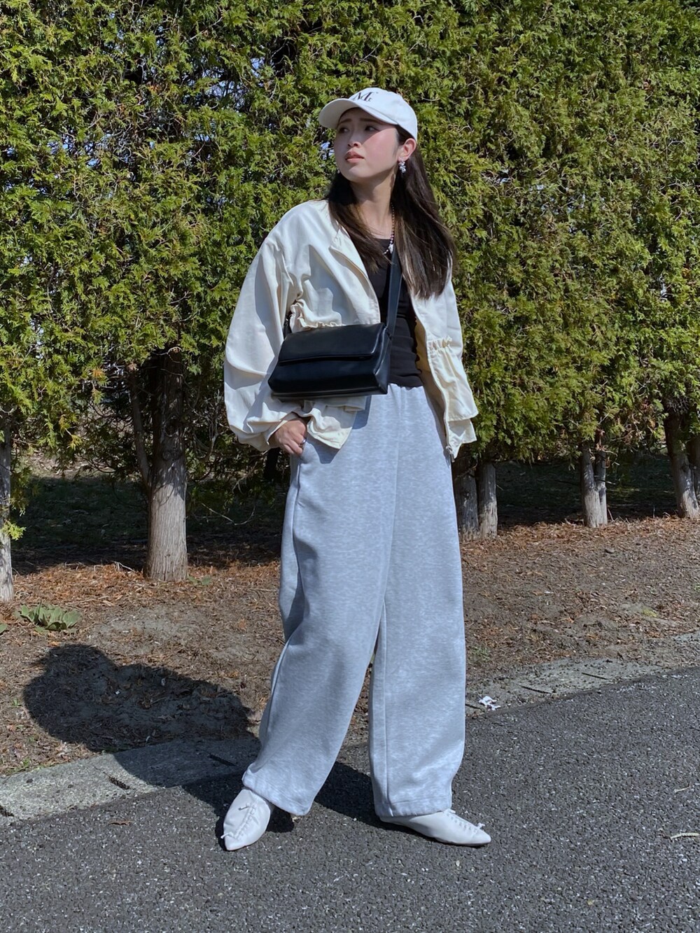 「春めき満開コーデ、スウェット、スウェットパンツ、ぺプラム、ナイロンジャケット、フラットシューズ、Tシャツ、ショルダーバッグ、お出かけコーデ、休日スタイル、韓国ファッション、キャップ、大人カジュアル、春アウター、春コーデ」｜「Trishのナイロンペプラムジャケット（ノーカラージャケット、ホワイト系）」を使った、Miiさん（レディース・159cm）の春コーディネートの5枚目の写真