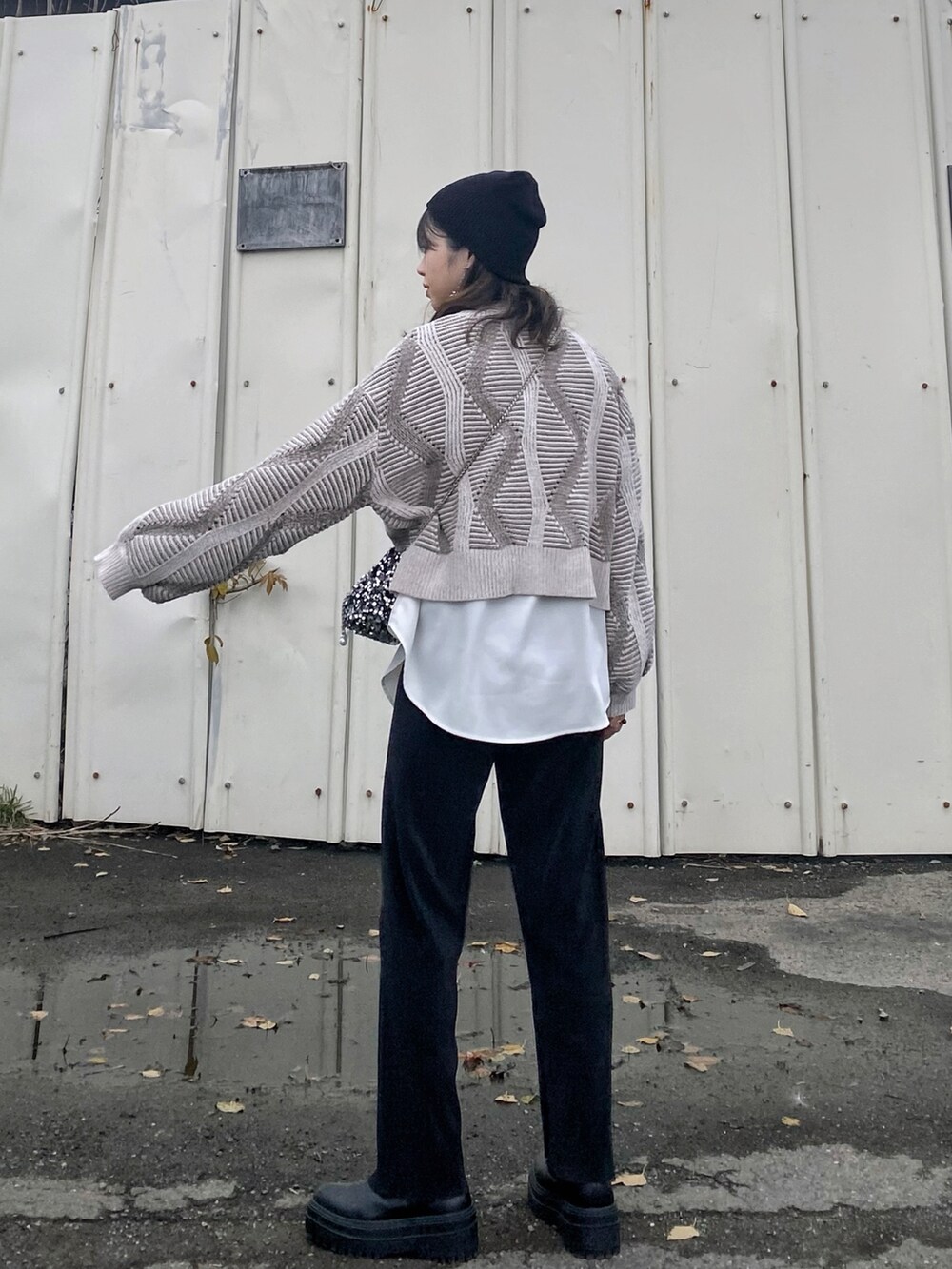 「ファッションを楽しもう、ニットコーデ、ニット、ジャガード、ビーニー、ニット帽、シャツスタイル、レイヤードスタイル、ショルダーバッグ、スパンコール、ブーツ、厚底シューズ、プチプラ、ボリューム袖、オーバーサイズ」｜「Per sist enceのモール糸ジャガードニットプルオーバー（ニット/セーター、ホワイト系）」を使った、Miiさん（レディース・159cm）の秋コーディネートの4枚目の写真