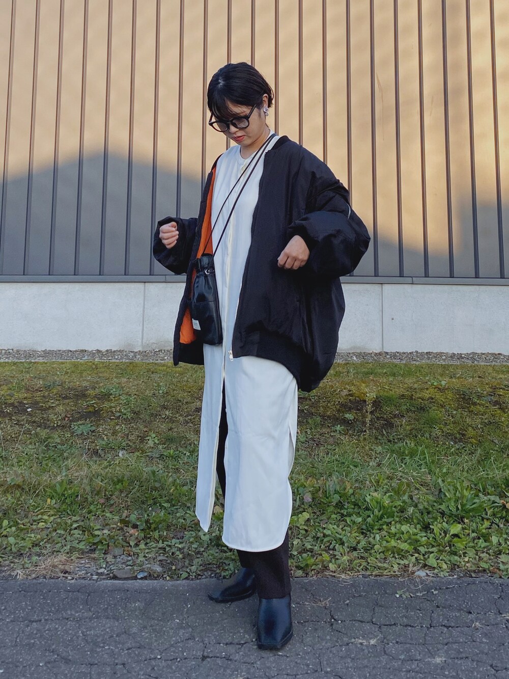 「HANNE、ブルゾン、MA-1、ビッグシルエット、オーバーサイズ、シャツワンピ、シャツスタイル、スウェットパンツ、スクエアトゥ、ショートブーツ、メガネ女子、モノトーンコーデ、巾着バッグ、レイヤードスタイル、秋冬コーデ」｜「HANNEのスリーブギャザーディティールMA-1（MA-1、ブラック系）」を使った、Miiさん（レディース・159cm）の秋コーディネートの3枚目の写真