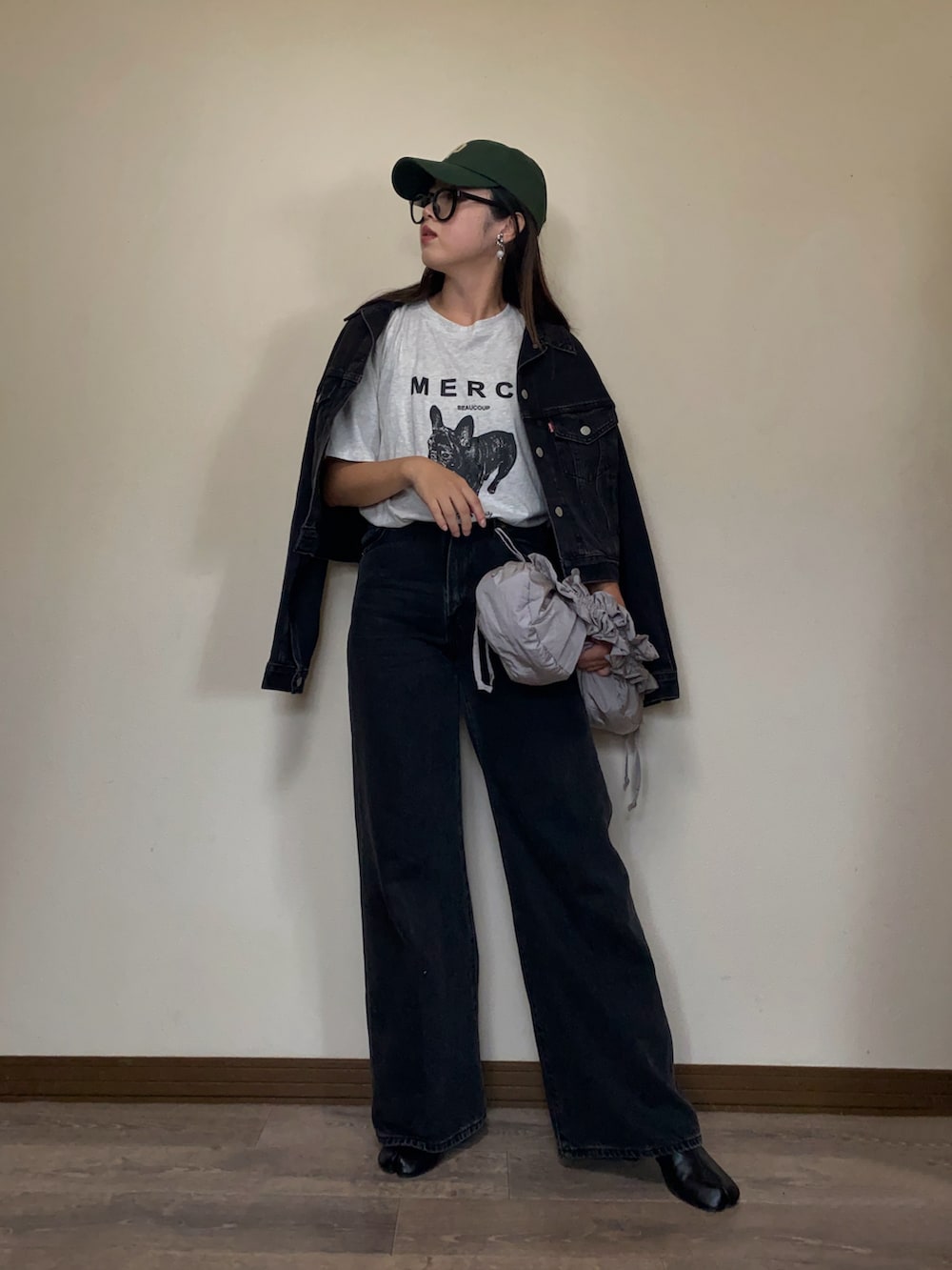 「秋っぽコーデ更新中、デニム、デニムオンデニム、デニムジャケット、デニムパンツ、リーバイス24AW、Levis、PR、秋コーデ、セットアップ、キャップ、カジュアルスタイル、メガネ女子、ワイドデニム、ブーツ」｜「Levi'sのLevi's/リーバイス 飯豊まりえ別注 RIBCAGE WIDE LEG IM ブラック（デニムパンツ、ブラック系）」を使った、Miiさん（レディース・159cm）の秋コーディネートの2枚目の写真