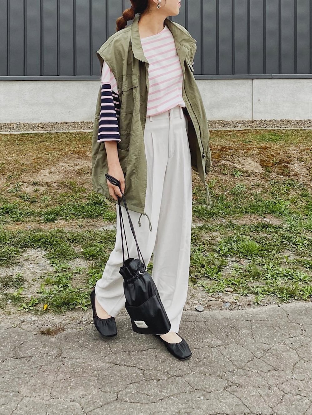「休日スタイル、ビッグシルエット、ボーダー、ボーダーTシャツ、白パンツ、UNIQLO、ミリタリーベスト、ベスト、ミリタリー、レイヤードスタイル、カラー×コーデ、Tシャツ、プチプラ、メガネ女子、ジレ」｜「Doux archivesの［ｗｅｂ限定］クレイジー切替バスクボーダーシャツ（Tシャツ/カットソー、ピンク系）」を使った、Miiさん（レディース・159cm）の春コーディネートの3枚目の写真