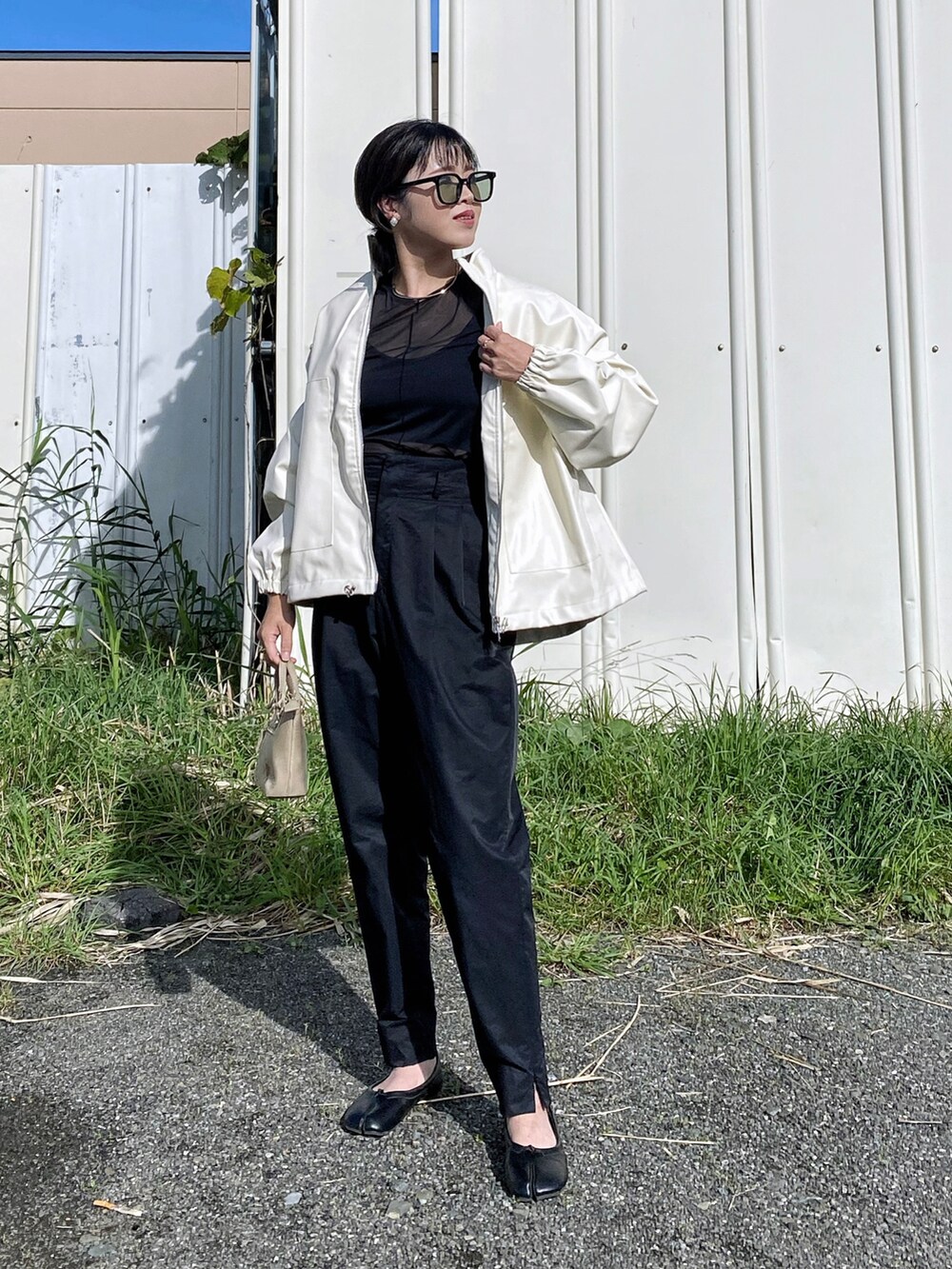 「秋服まるっと大公開、秋コーデ、レザージャケット、レザー、レザーブルゾン、モード、シースルー、シアートップス、USポロ、トートバッグ、ミニバッグ、きれいめカジュアル、お出かけコーデ、ジャケットスタイル、CLEA」｜「CLEAのヴィンテージライク ドロストフェイクレザージャケットブルゾン（ブルゾン、ホワイト系）」を使った、Miiさん（レディース・159cm）の秋コーディネートの2枚目の写真