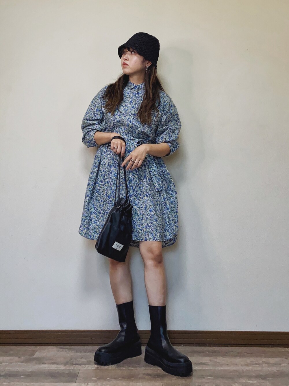 「お出かけコーデ日記、シャツスタイル、シャツワンピ、花柄、花柄ワンピース、ミニワンピ、バケハ、巾着バッグ、厚底シューズ、厚底ブーツ、モード、To b. by agnes b.、休日スタイル、骨格ウェーブ、CLEA」｜「To b. by agnes b.のWEB限定 WT62 DRESS ブルーミングフラワードレスミニ（シャツワンピース、ブルー系）」を使った、Miiさん（レディース・159cm）の春コーディネートの3枚目の写真