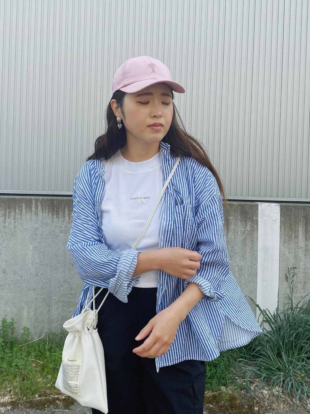 「休日スタイル、シャツスタイル、ストライプシャツ、カーゴパンツ、パラシュートパンツ、キャップ、カラーコーデ、今日のコスメと服、Calvin Klein、クロップドトップス、ロゴT、スニーカー、ストリート、巾着バッグ、夏のコスメと服」|「Calvin Kleinのモノグラム ロゴ ベイビーTシャツ(Tシャツ/カットソー、ホワイト系)」を使った、Miiさん(レディース・159cm)の春コーディネートの4枚目の写真
