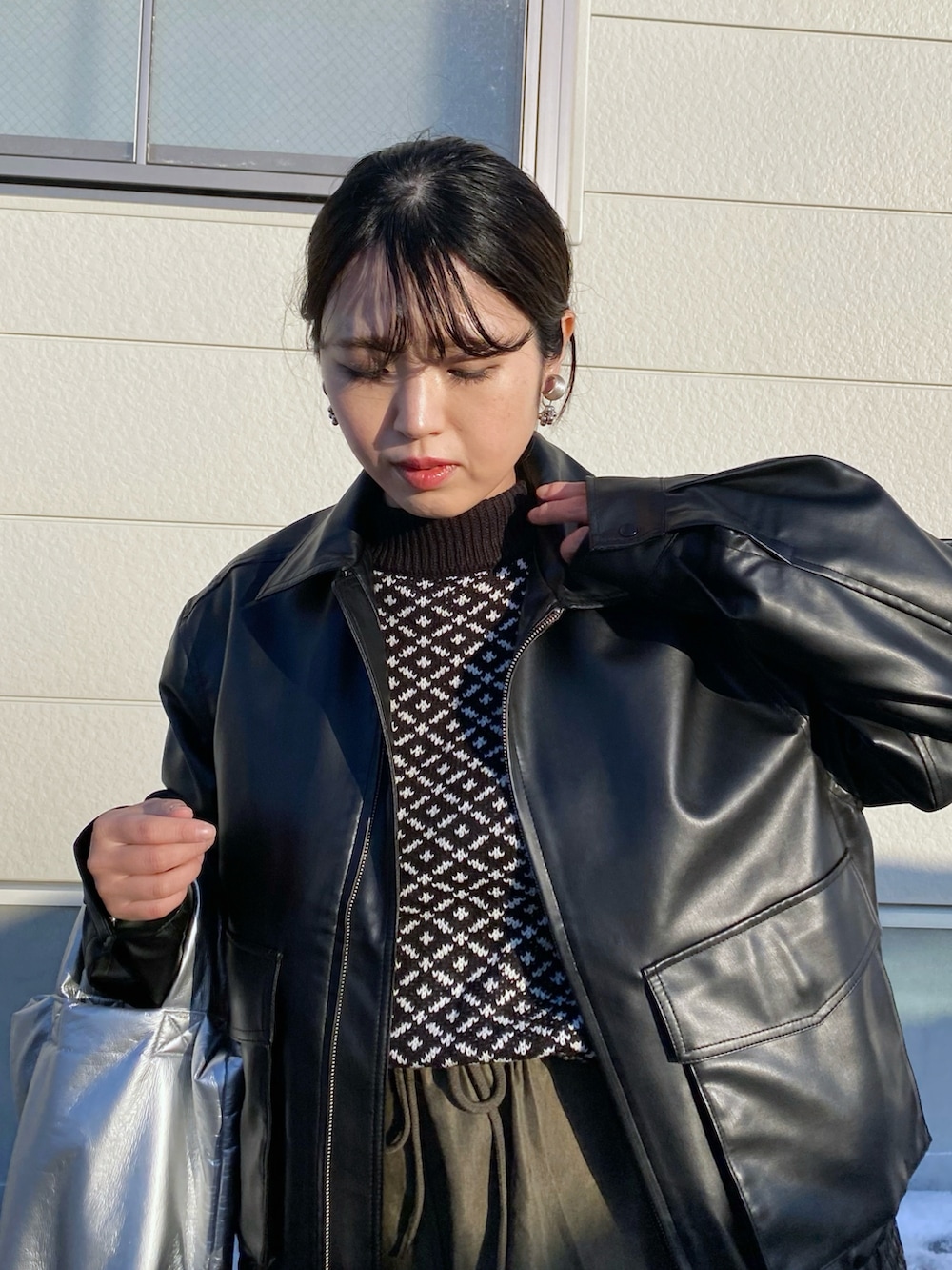 「新星WEARISTAにエントリー、今日のコスメと服、レザー、カーゴスカート、ミリタリー、レザージャケット、柄ニット、メタリック、お出かけコーデ、冬コーデ、マイベストコーデ2023、トートバッグ、ロングスカート、プチプラ、ブーツ」|「FFEINの【FFEIN】ビックシルエットフェイクレザーA-2ジャケット(ライダースジャケット、ブラック系)」を使った、Miiさん(レディース・159cm)の冬コーディネートの4枚目の写真