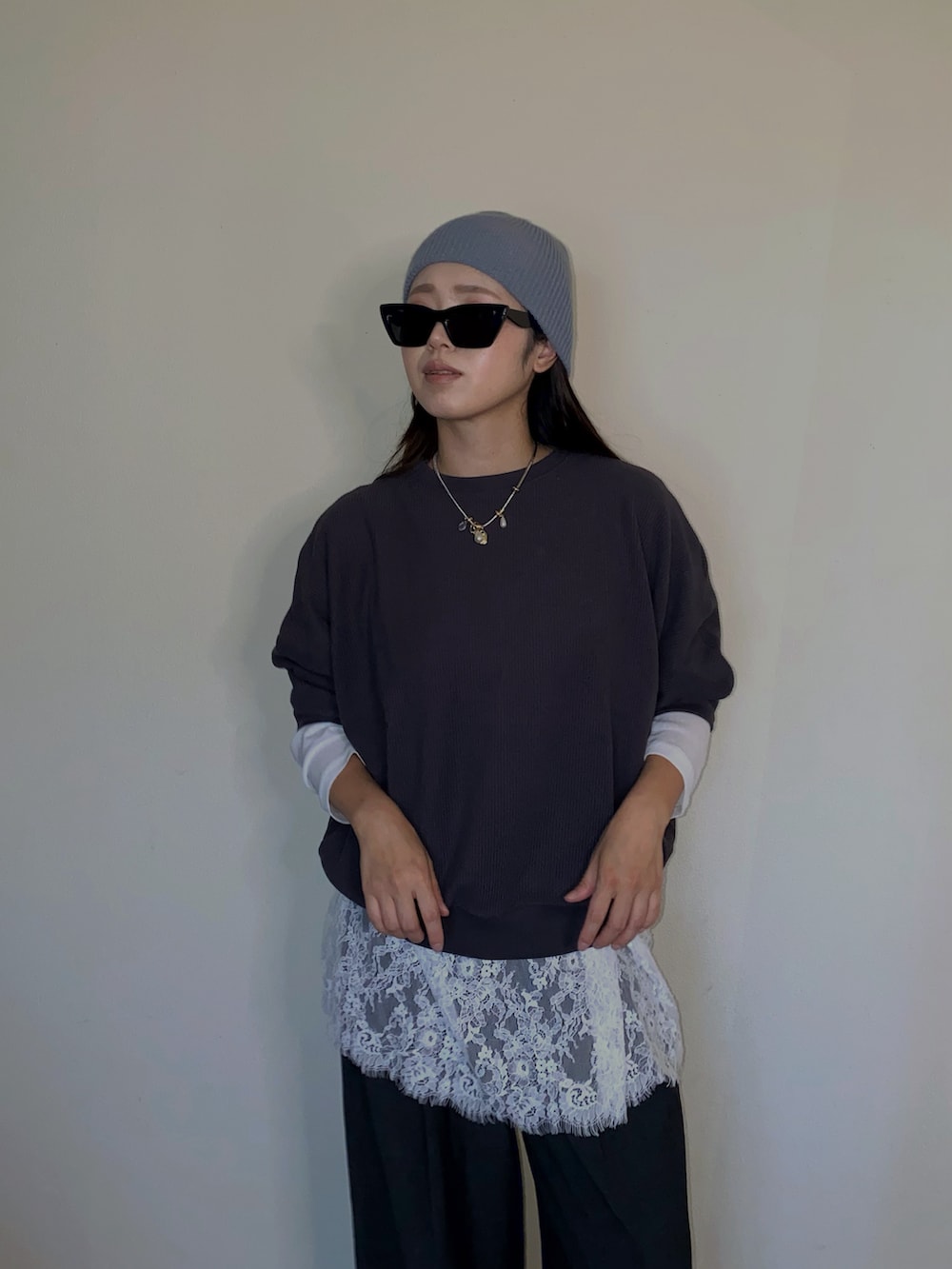 グレー系のTシャツ/カットソー、ブラック系のスリッポン、グレー系のTシャツ/カットソーを着用したレディースの秋コーディネートの5枚目の写真