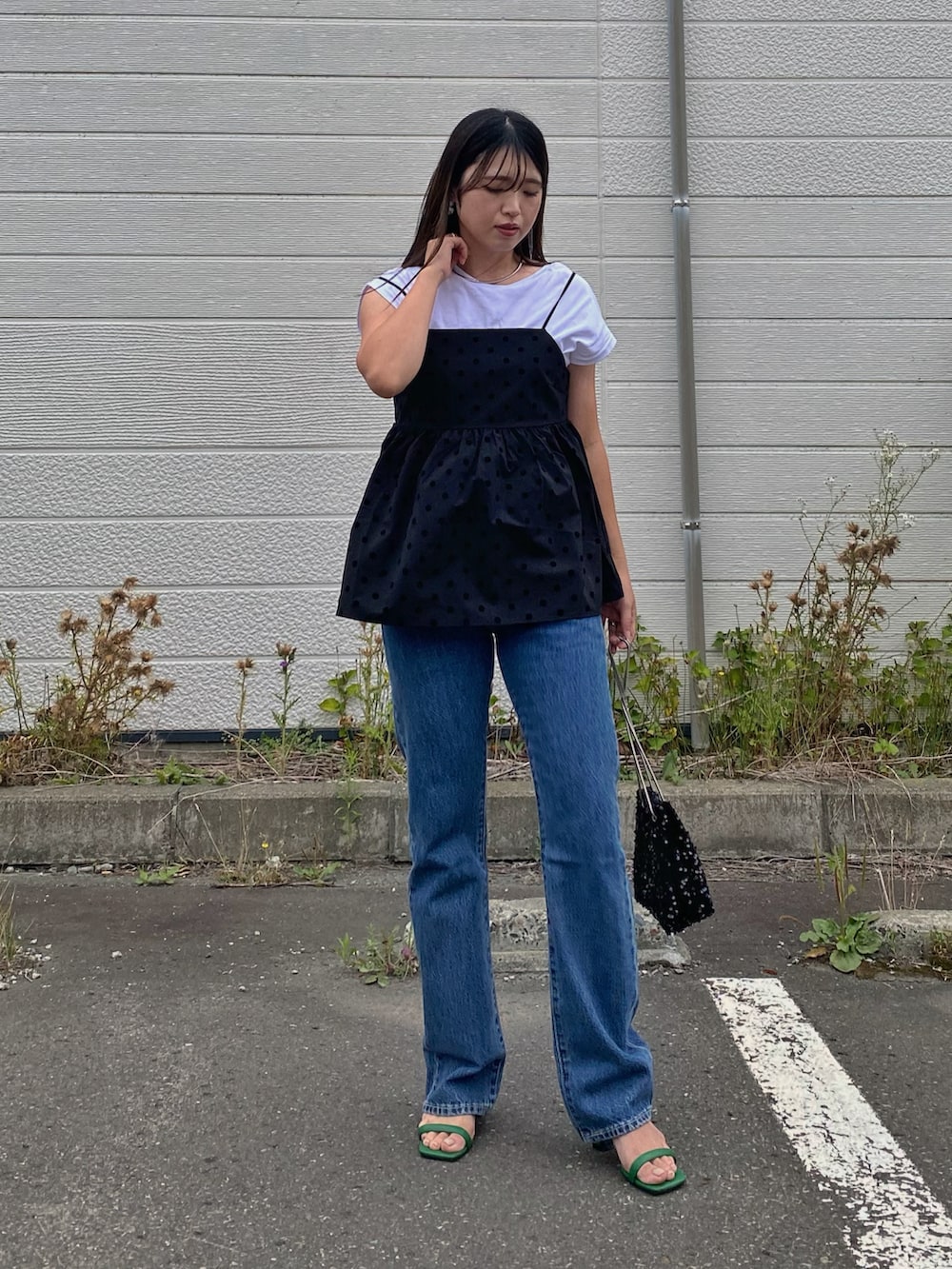 「PR、Levi's、Levis、リーバイス、リーバイス24AW、デニム、ブーツカット、ビスチェ、デニムパンツ、きれいめカジュアル、休日スタイル、Marie's Closet、飯豊まりえ、ドット、レイヤードスタイル」｜「Levi'sのLevi's/リーバイス 飯豊まりえ別注 517(TM) ブーツカット IM ミディアムインディゴ（デニムパンツ、ブルー系）」を使った、Miiさん（レディース・159cm）の夏コーディネートの3枚目の写真