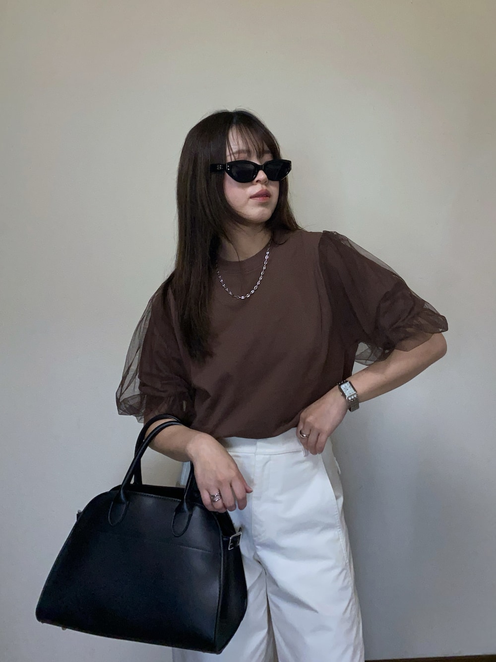 「PR、VENCE EXCHANGE、サングラス、ワイドパンツ、大人カジュアルコーデ、チュール、ブラウン、白パンツ、UNIQLO、ジャージーバレルレッグパンツ、ボストンバッグ、きれいめカジュアル、プチプラ、Tシャツコーデ、春夏コーデ」｜「VENCEEXCHANGEのチュールスリーブTシャツ（Tシャツ/カットソー、ブラウン系）」を使った、Miiさん（レディース・159cm）の春コーディネートの2枚目の写真