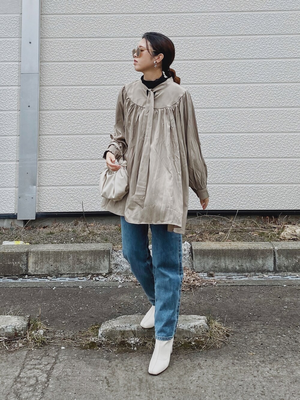 「大人カジュアル、きれいめカジュアル、チュニック、ミニワンピ、デニム、サムシング、something_jean、LHP、LHPWOMEN、courage、ラフォーレ原宿、ZARA、ブーツ、春服、ブラウス」｜「L.H.Pのcourage/クラージュ/ワンピース（ワンピース、ベージュ系）」を使った、Miiさん（レディース・159cm）の春コーディネートの2枚目の写真