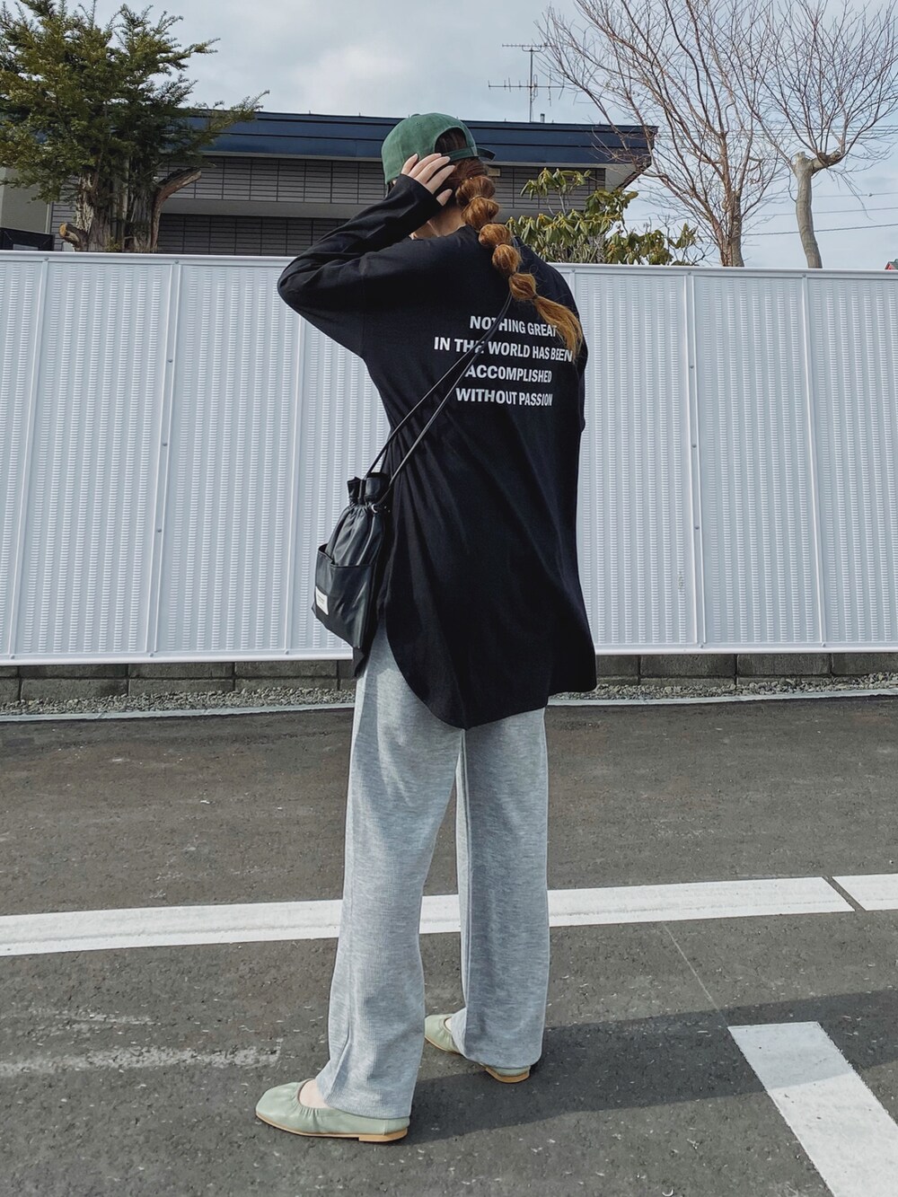 「休日スタイル、ゆるコーデ、カジュアルコーデ、スウェットパンツ、ロゴT、ロンT、reca、LHP、LHPWOMEN、courage、ラフォーレ原宿、プチプラ、キャップ、ラフ、グリーン」｜「recaのバッグロゴプリントロンT（Tシャツ/カットソー、ブラック系）」を使った、Miiさん（レディース・159cm）の春コーディネートの4枚目の写真
