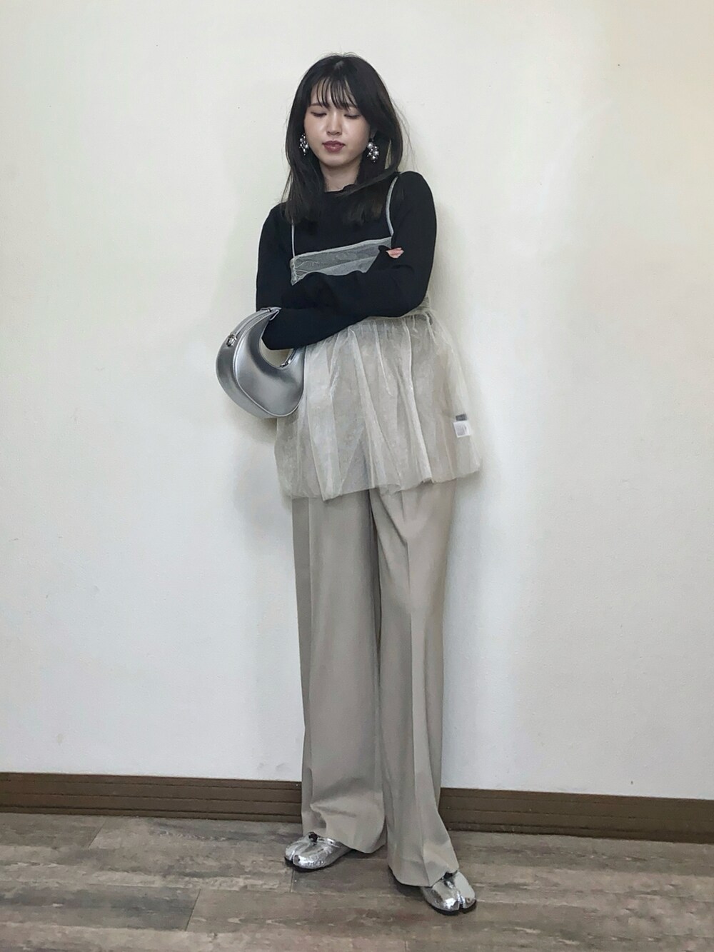 「春のNewスタイル、ビスチェ、チュール、チュールキャミ、キャミソール、タックワイドパンツ、大人コーデ、きれいめカジュアル、キレイめ、バレエシューズ、シルバー、メタリック、UNIQLO、大人カジュアル、プチプラ」｜「RANANのラメチュールビスチェ（キャミソール、ホワイト系）」を使った、Miiさん（レディース・159cm）の春コーディネートの4枚目の写真