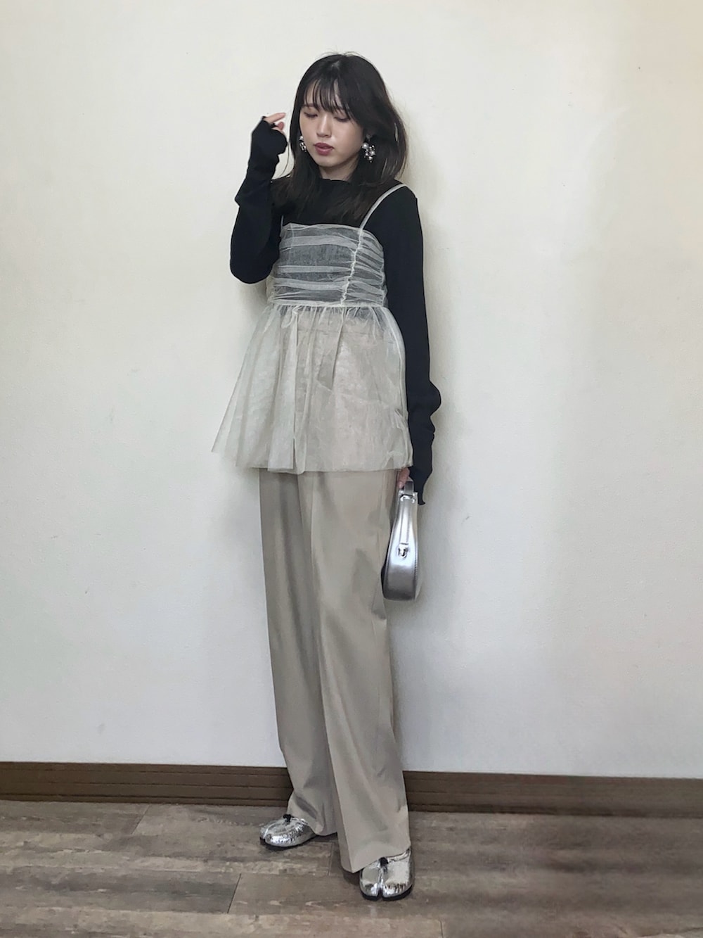 「春のNewスタイル、ビスチェ、チュール、チュールキャミ、キャミソール、タックワイドパンツ、大人コーデ、きれいめカジュアル、キレイめ、バレエシューズ、シルバー、メタリック、UNIQLO、大人カジュアル、プチプラ」｜「RANANのラメチュールビスチェ（キャミソール、ホワイト系）」を使った、Miiさん（レディース・159cm）の春コーディネートの3枚目の写真