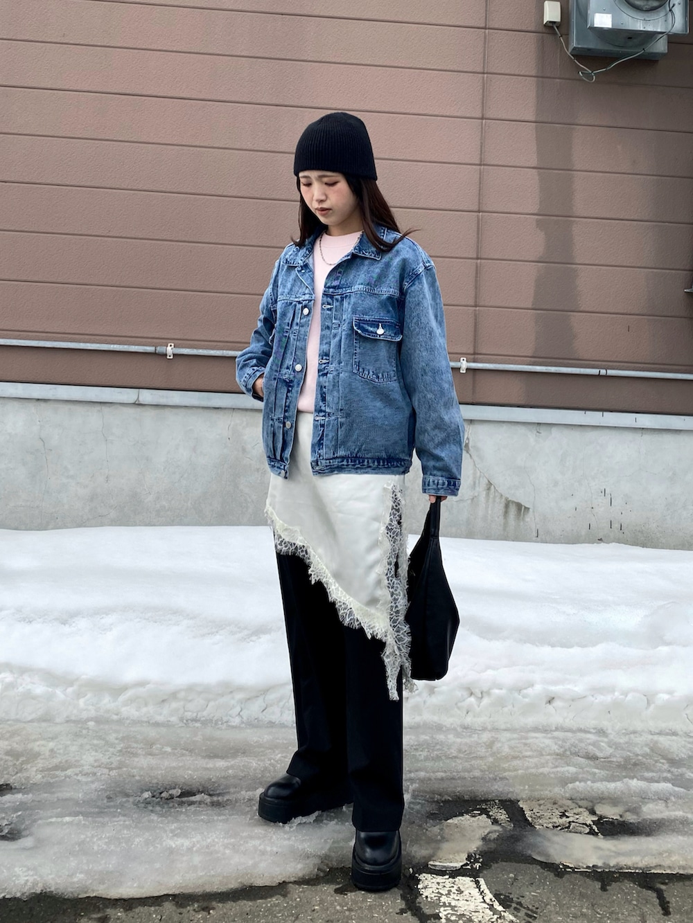 ブルー系のブルゾン、ホワイト系のキャミソールを着用したレディースの春コーディネートの3枚目の写真