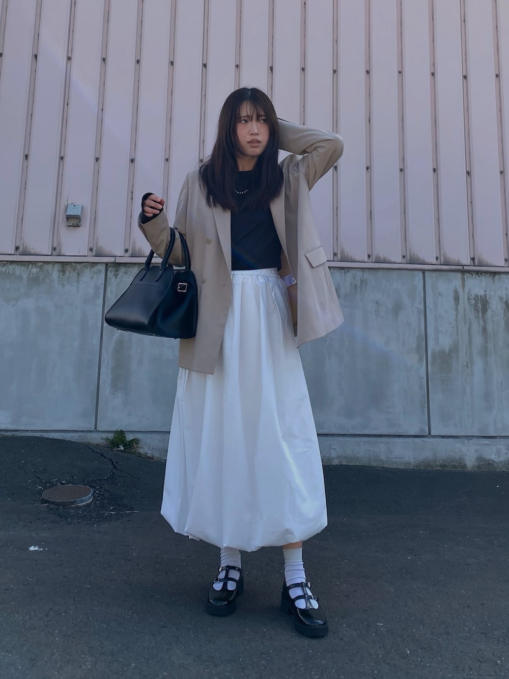 「春めき満開コーデ、オトナ女子、バルーンスカート、ロングスカート、厚底シューズ、メリージェーン、ジャケット、テーラードジャケット、ボストンバッグ、韓国ファッション、キレイめコーデ、ストラップシューズ、ラメソックス、大人ガーリー、春コーデ」｜「floristの2WAY ヴィーガンレザーサイドベルトボストンバッグ/ショルダーバッグ（ボストンバッグ、ブラック系）」を使った、Miiさん（レディース・159cm）の春コーディネートの3枚目の写真