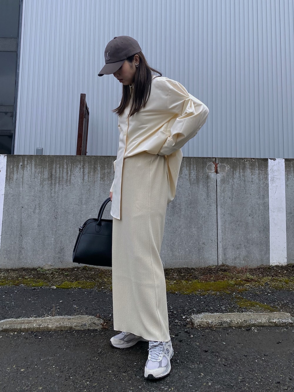 「春めき満開コーデ、春色、シャツスタイル、シャツ、スカート、ロングスカート、スニーカー、キャップ、プチプラ、韓国ファッション、ボストンバッグ、お出かけコーデ、休日スタイル、ワントーン、淡色コーデ」｜「GeeRAのセルフカット美脚魅せタイトスカート（スカート、ベージュ系）」を使った、Miiさん（レディース・159cm）の春コーディネートの2枚目の写真