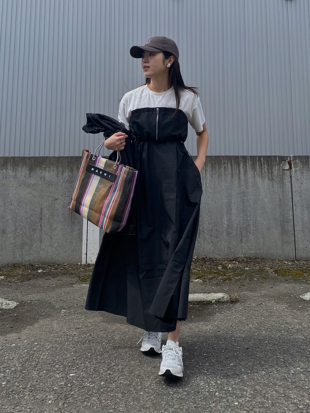 「春めき満開コーデ、デニム、デニムジャケット、ワンピース、ロングワンピース、トートバッグ、スニーカー、キャップ、韓国ファッション、お出かけコーデ、休日スタイル、大人カジュアル、大人女子、春コーデ、プチプラ」｜「Levi'sのLevi's/リーバイス 飯豊まりえ別注 SHRUNKEN 90S トラッカージャケット IM ブラック（デニムジャケット、ブラック系）」を使った、Miiさん（レディース・159cm）の春コーディネートの2枚目の写真