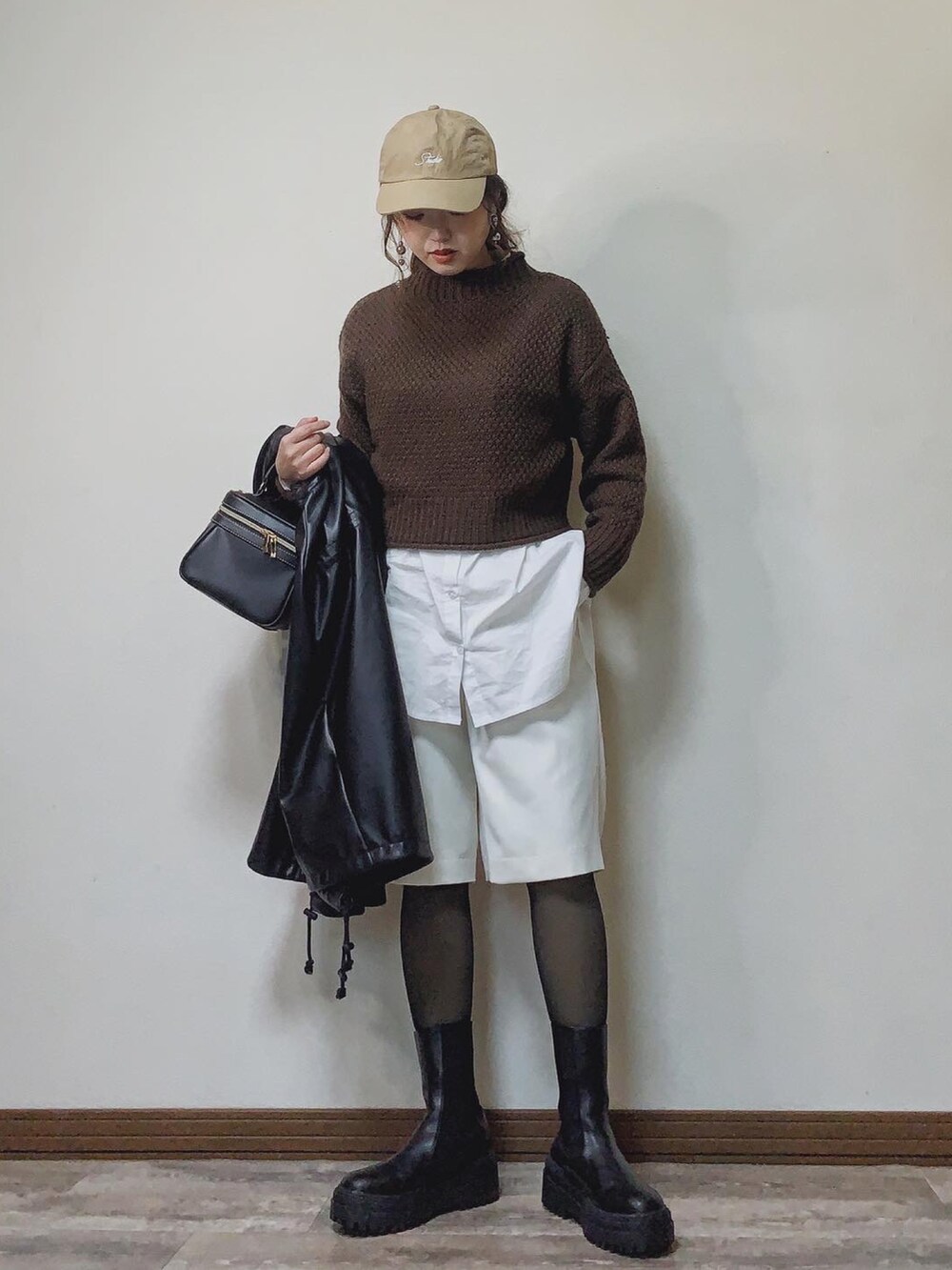 「冬コーデ、レイヤードスタイル、ニット、ショートニット、シャツスタイル、ハーフパンツ、ショートパンツ、キュロット、ジレ、ロングベスト、ロングジレ、キャップ、バニティバッグ、厚底ブーツ、ビッグシルエット」｜「LASHIKUのMock Neck Cropped Knit（ニット/セーター、ブラウン系）」を使った、Miiさん（レディース・159cm）の冬コーディネートの4枚目の写真