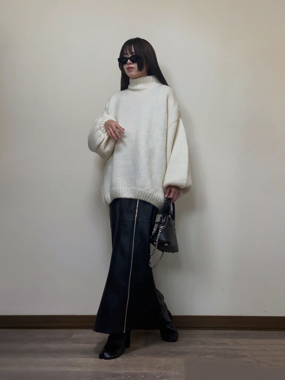「冬コーデ、ホワイトコーデ、クリスマスに着たい服、マイベストコーデ2024、モード、白ニット、オーバーサイズ、ボリューム袖、タイトスカート、レザー、レザースカート、ブーツ、休日スタイル、selectmoca、セレクトモカ(select MOCA)」｜「select MOCA by sonのローゲージハイネックオーバーボリュームスリーブニット（ニット/セーター、ホワイト系）」を使った、Miiさん（レディース・159cm）の冬コーディネートの2枚目の写真