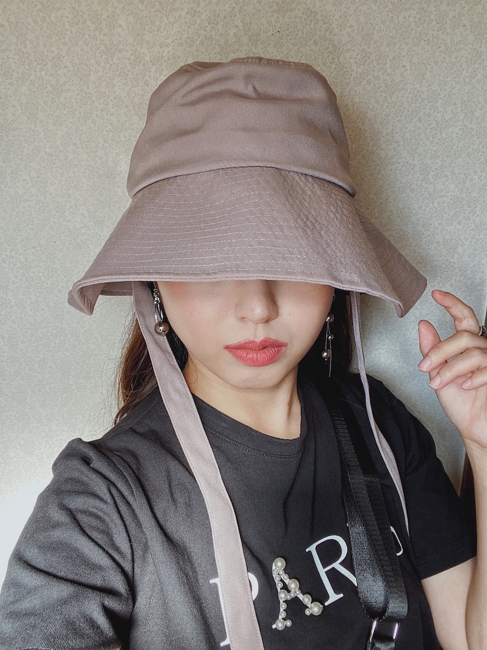 「このスタイルがお気に入り、今日のコスメと服、ブラックコーデ、ティアードスカート、リボンハット、ハット、ロゴT、ロングスカート、NIKE、アクアリフト、モノトーン、ブルベ夏、休日スタイル、バケットハット、夏コーデ」|「deux amourのPARIS T(その他トップス、ブラック系)」を使った、Miiさん(レディース・159cm)の夏コーディネートの3枚目の写真