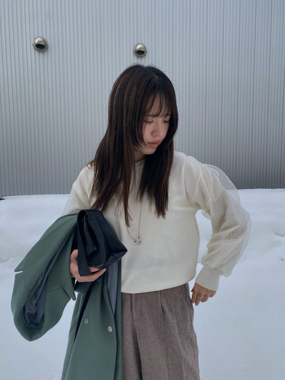 「ニット/セーター、チュール、白ニット、ニット、ワイドパンツ、冬コーデ、真冬のあったかスタイル、OPAQUE.CLIP、オペークドットクリップ、GU、厚底シューズ、ブーツ、プチプラ、きれいめカジュアル、30代コーデ」｜「OPAQUE.CLIPの《5color/S-LLsize》チュールドッキングスリーブニット【洗濯機洗い可】（ニット/セーター、ホワイト系）」を使った、Miiさん（レディース・159cm）の冬コーディネートの2枚目の写真