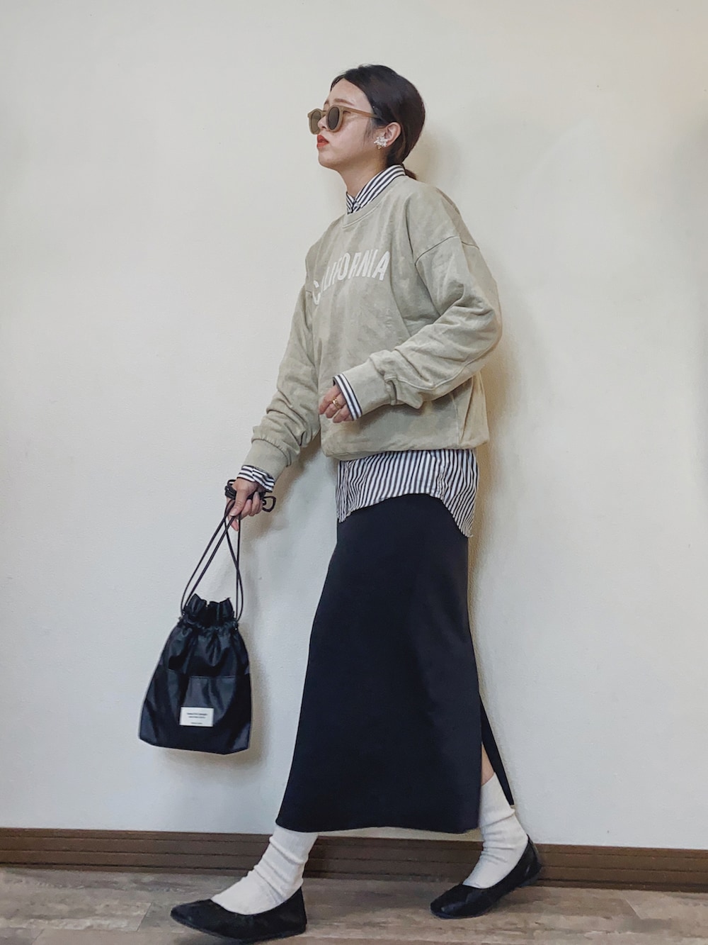 ベージュ系のその他トップス、グリーン系のシャツ/ブラウス、ブラック系のスカートを着用したレディースの冬コーディネートの2枚目の写真