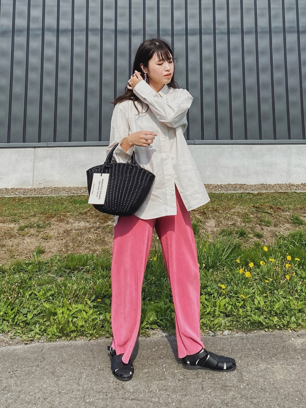 「シャツスタイル、大人カジュアル、グルカサンダル、ボーダーソックス、UNIQLOMARNI、UNIQLO×MARNI、かごバッグ、プリーツパンツ、ピンク、カラー×コーデ、ビタミンカラー、プチプラ、UNIQLO、シンプル、カラーパンツ」｜「UNIQLOのアイテム（シャツ/ブラウス、ベージュ系）」を使った、Miiさん（レディース・159cm）の春コーディネートの2枚目の写真
